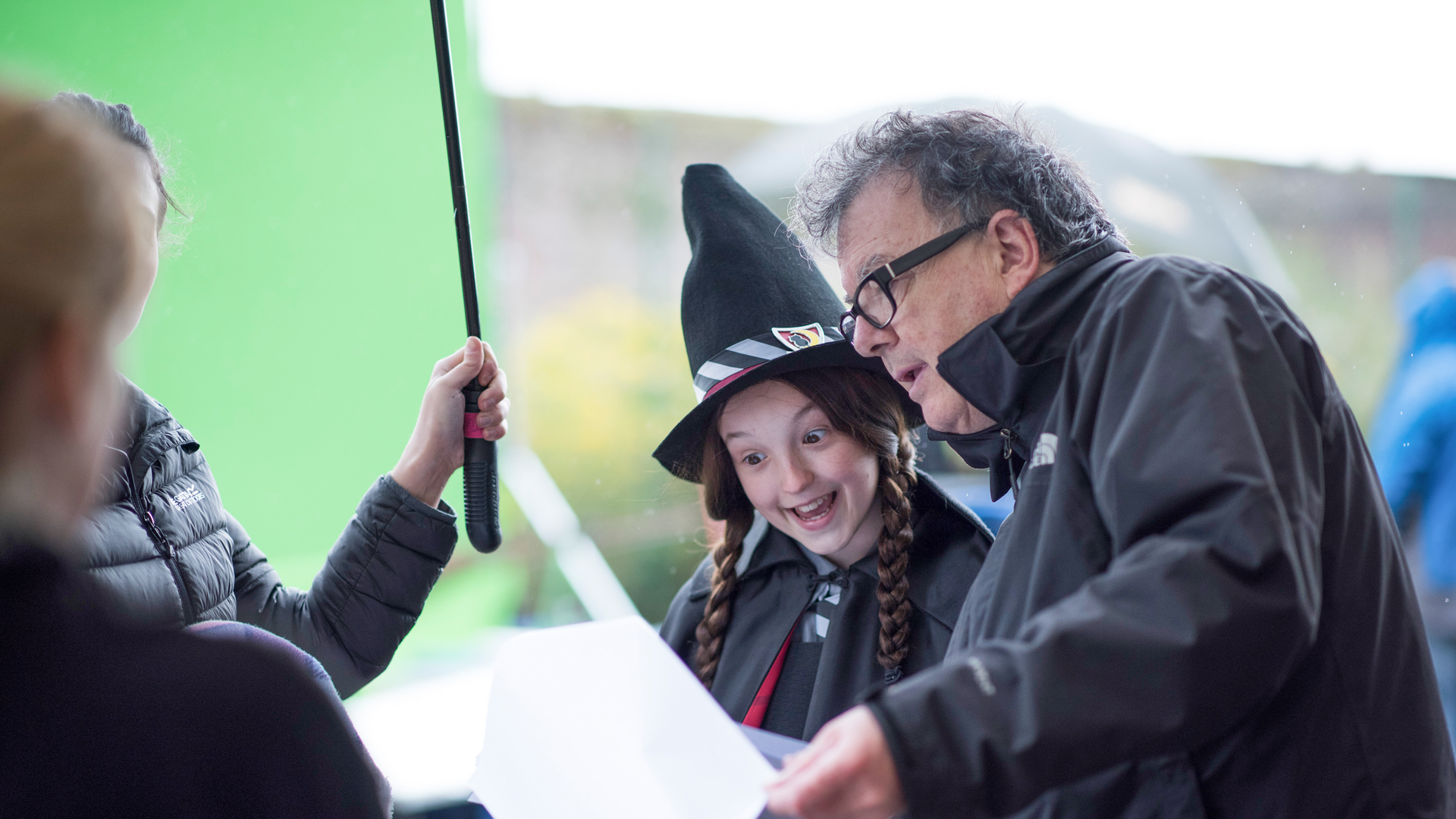 Hauptdarstellerin Bella Ramsey als Hexenschülerin Mildred Hoppelt hinter den Kulissen der Serie.