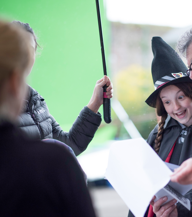 Hauptdarstellerin Bella Ramsey als Hexenschülerin Mildred Hoppelt hinter den Kulissen der Serie.