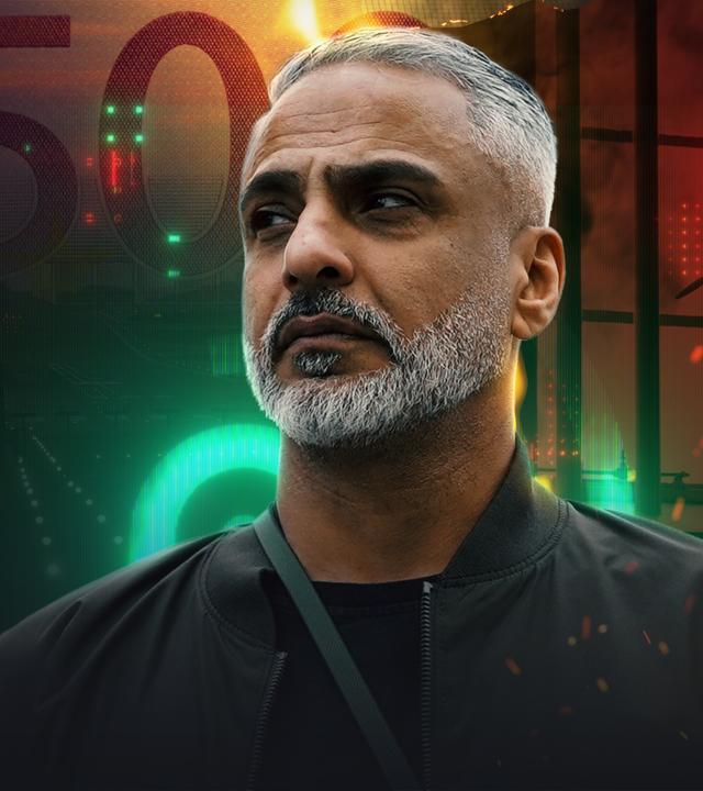 Ali C. im Vordergrund. Im Hintergrund Spur-Logo und Gefängnissstäbe.