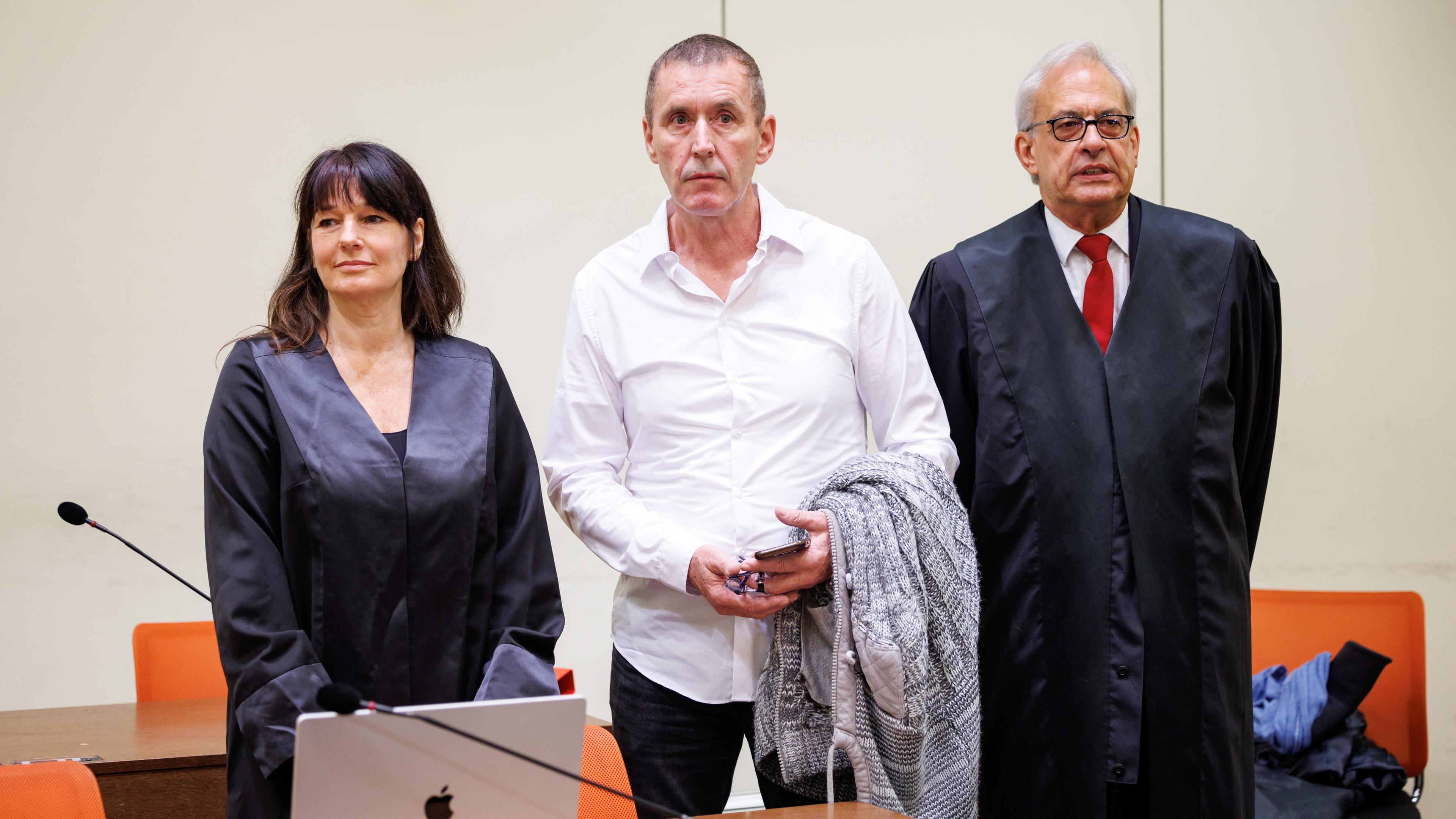 Manfred Genditzki (M.) im Landgericht München I mit seinen Anwält*innen Regina Rick (l.) und Klaus Wittmann.