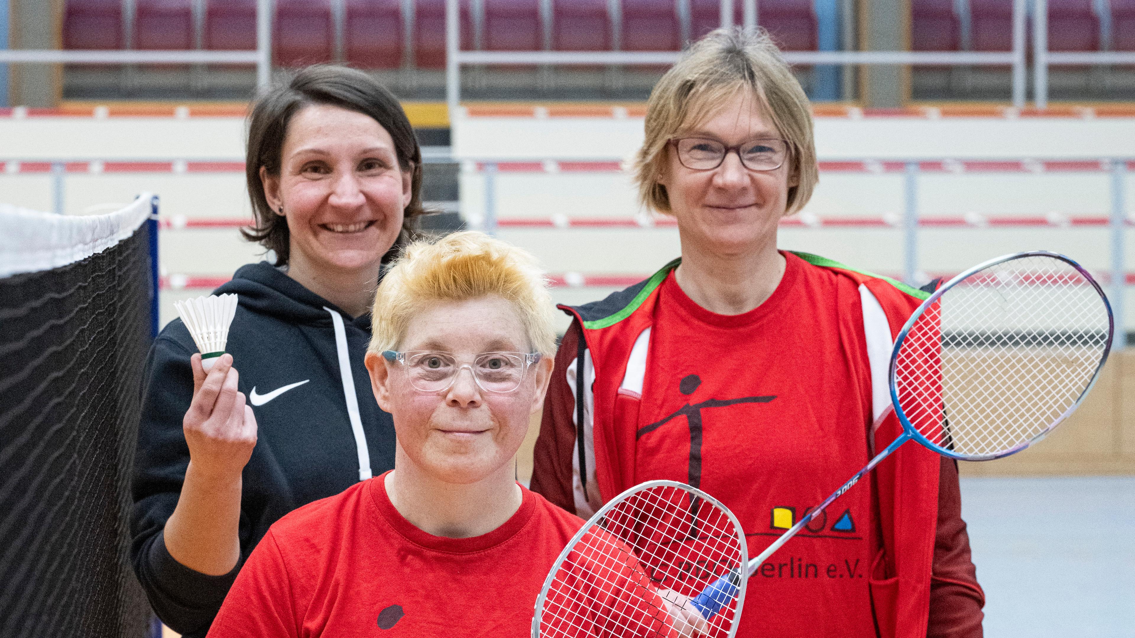 Badmintontraining für die Special Olympics World Games Trainerin Ricarda Koch (l), Athletin Daniela Huhn (M) und ihrer Partnerin Andrea Eichner (r)