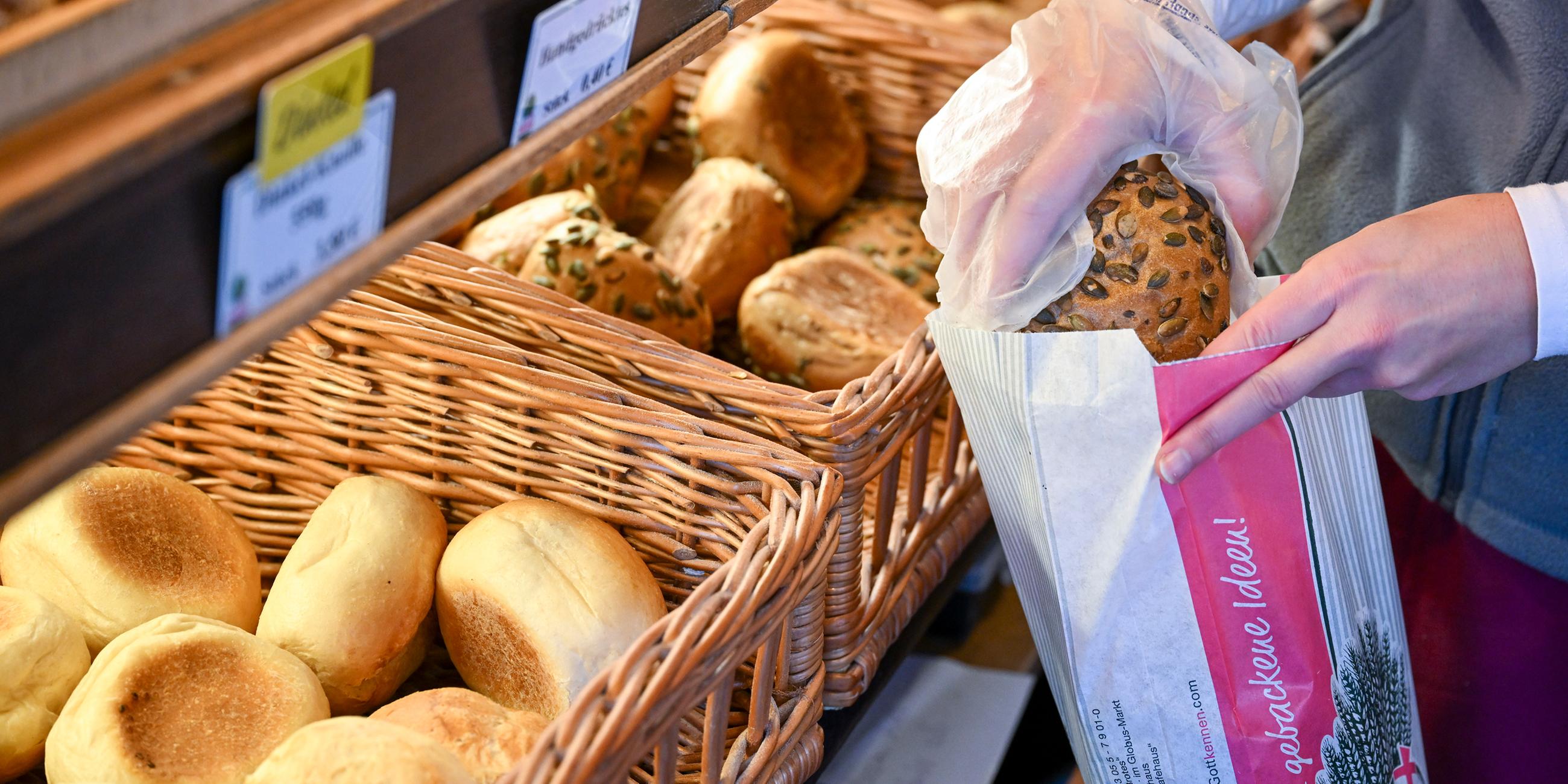 Brote und Brötchen werden im Verkaufsraum einer Bäckerei angeboten