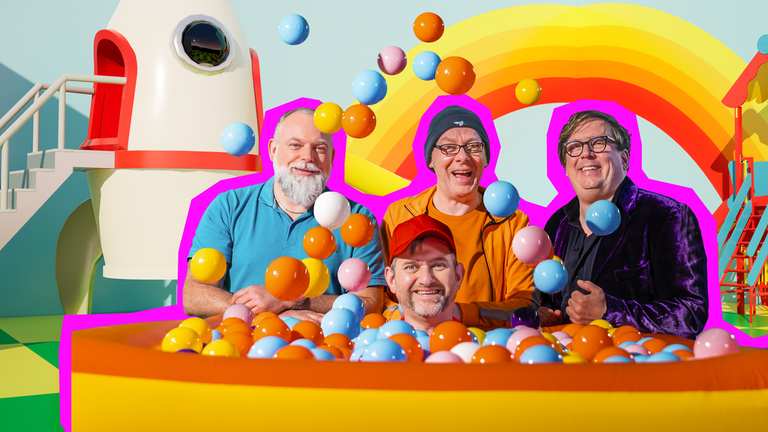 Die vier Mitglieder der Band Randale sitzen in einem orangenen Planschbecken, dass mit vielen bunten Plastikbällen gefüllt ist. Die vier lachen in die Kamera und von oben fallen weitere Bälle auf sie herab. Im Hintergrund sind, im Cartoonstil animiert, ein Klettergerüst sowie eine Weltraumrakete zu sehen. Über den blauen Himmel zieht sich ein rot-orange-gelber Regenbogen.