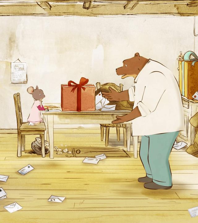 Ernest steht mit fragend ausgebreiteten Händen und verzweifeltem Blick in seiner Küche und schaut auf den Boden. Vor dem Küchenofen auf dem Boden liegen sehr viele Briefe sowie ein Geschenkpaket. Ein Putzeimer mit Besen steht neben dem Ofen. Celestine sitzt auf dem Stuhl am Tisch und schaut auf das vor ihr liegende Geschenk. Auch hinter Ernest liegen Briefe auf dem Boden sowie ein ganzer Sack mit Briefen.