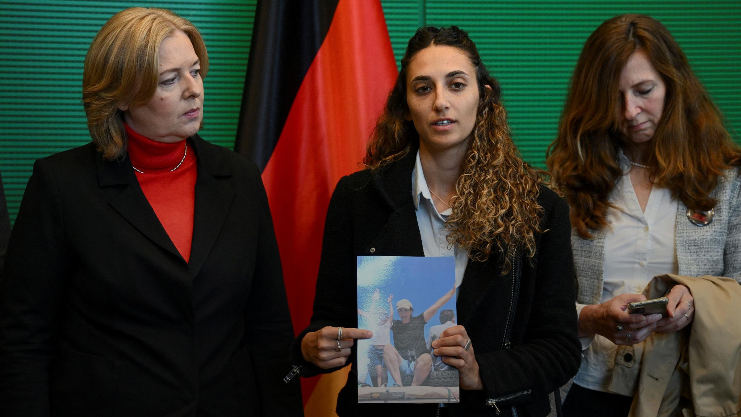 Bärbel Bas empfängt am 19.10.2023 Angehörige der von der palästinensischen Islamistengruppe Hamas entführten deutschen Staatsbürger im Bundestag in Berlin