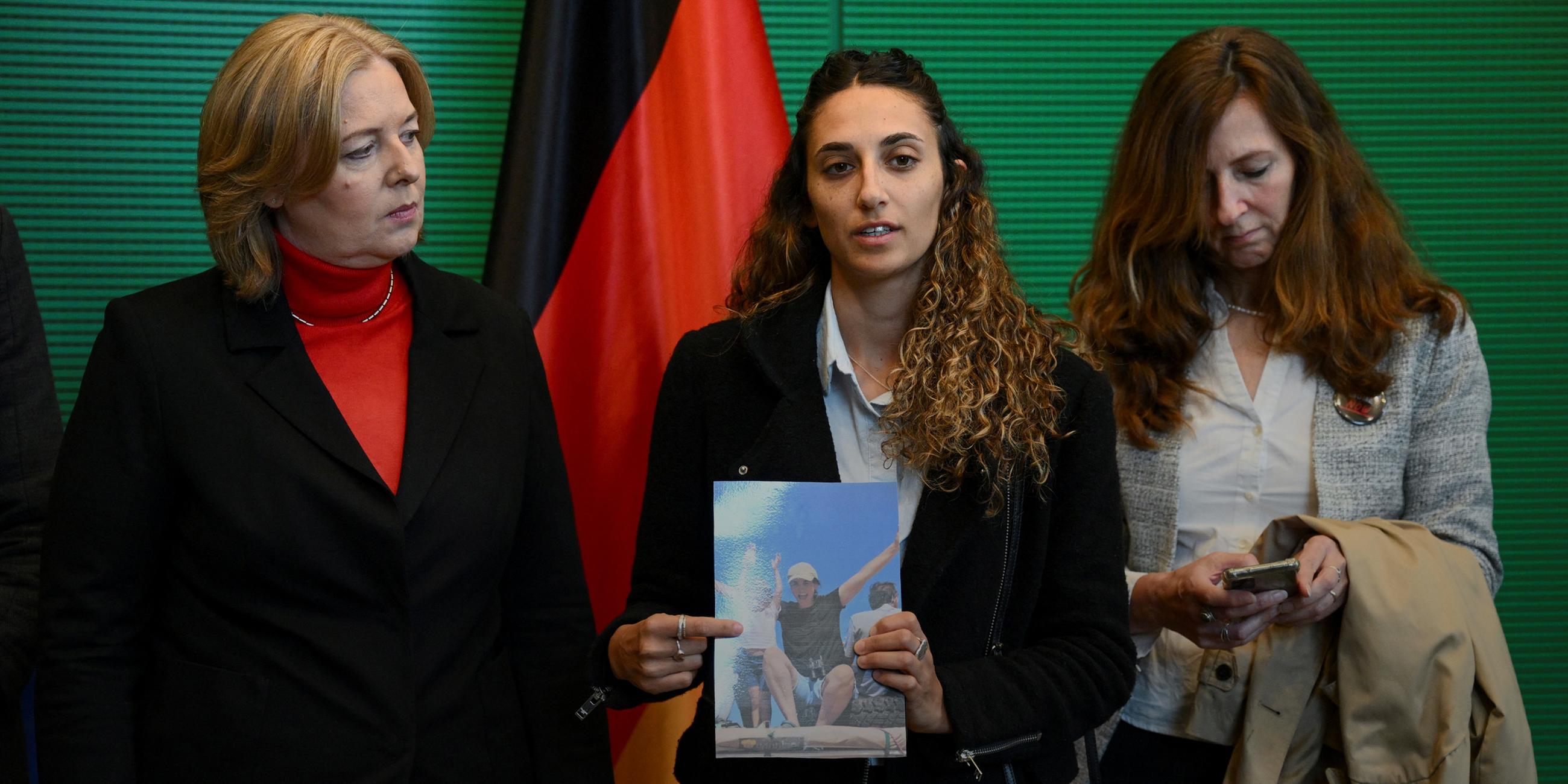 Bärbel Bas empfängt am 19.10.2023 Angehörige der von der palästinensischen Islamistengruppe Hamas entführten deutschen Staatsbürger im Bundestag in Berlin