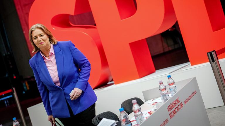 Berlin: Bärbel Bas (SPD), Bundesministerin für Arbeit und Soziales, kommt zum SPD-Bundesparteitag.