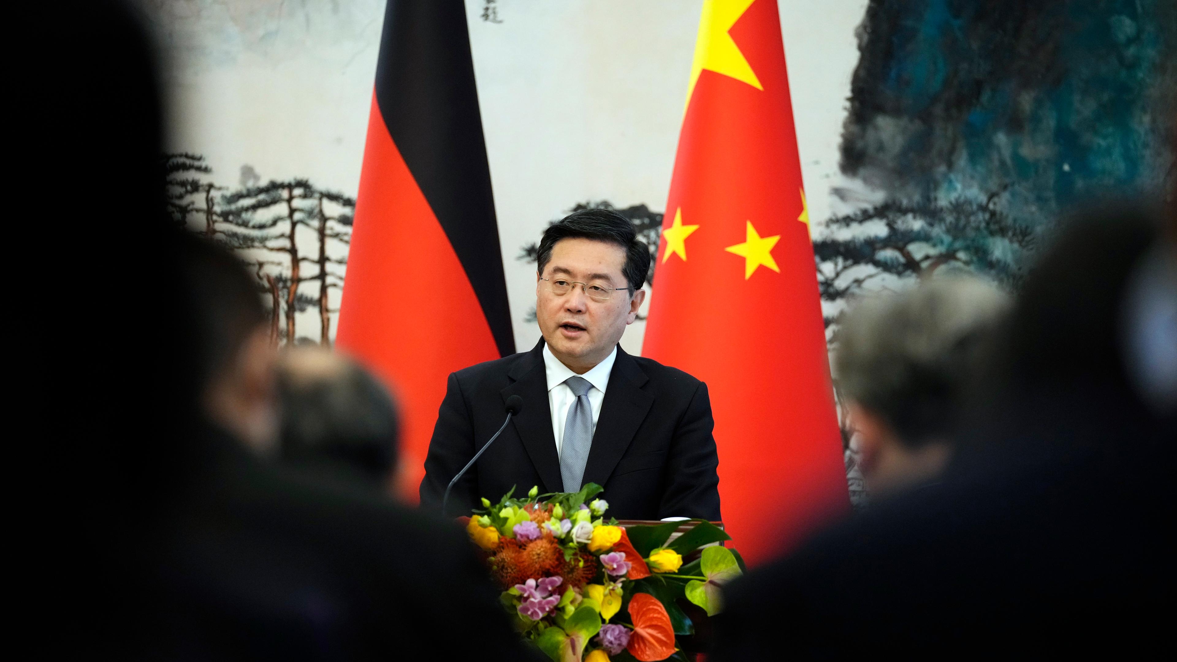 Der chinesische Außenminister Qin Gang spricht während einer Pressekonferenz