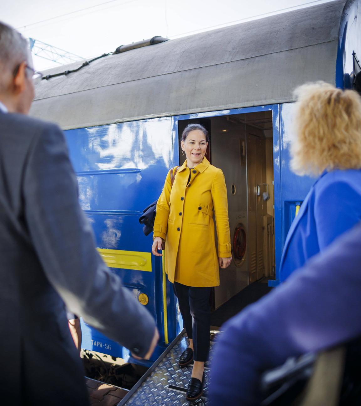 Annalena Baerbock Buendnis 90/Die Gruenen, Bundesaussenministerin, steigt auf dem Zentralbahnhof Kyjiw aus einem Zug der sie von Polen nach Kyjiw gebracht hat.