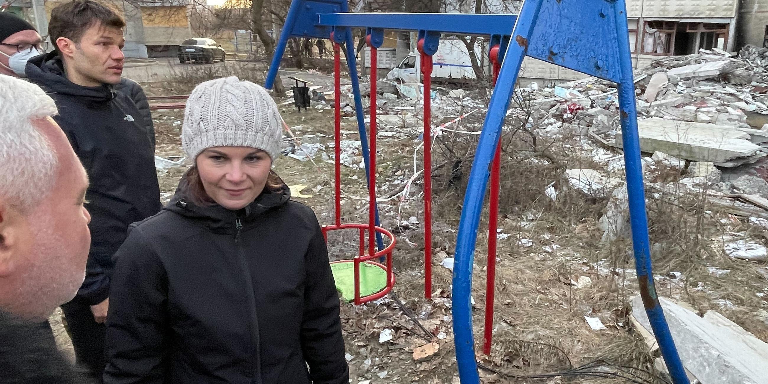 Ukraine, Charkiw: Außenministerin Annalena Baerbock (Bündnis 90 / Die Grünen) steht während ihrer Reise in die Ostukraine neben dem Bürgermeister von Charkiw, Ihor Terechow