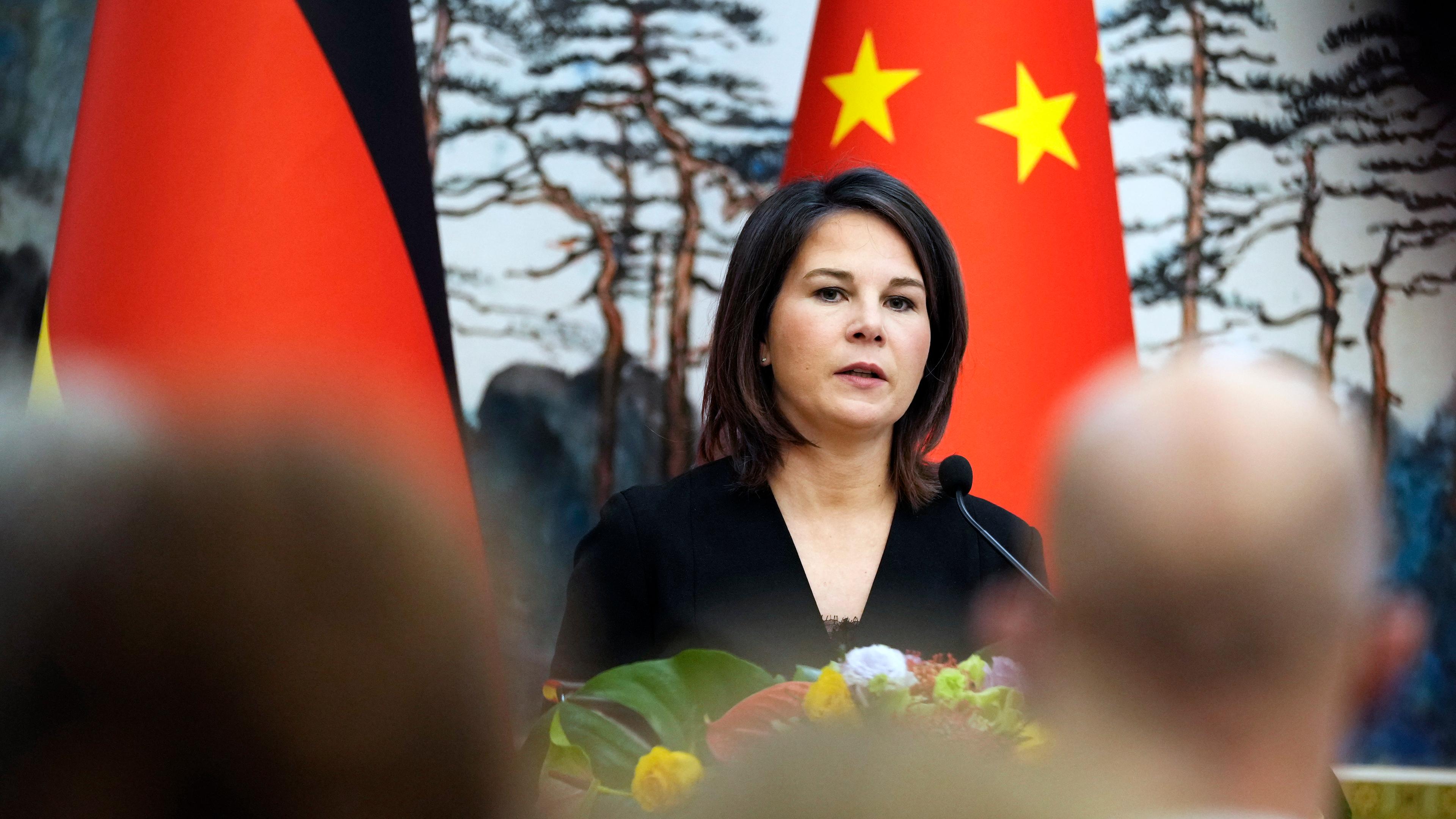 Außenministerin Annalena Baerbock vor chinesischen Flaggen. Diaoyutai State Guesthouse in Beijing, China.