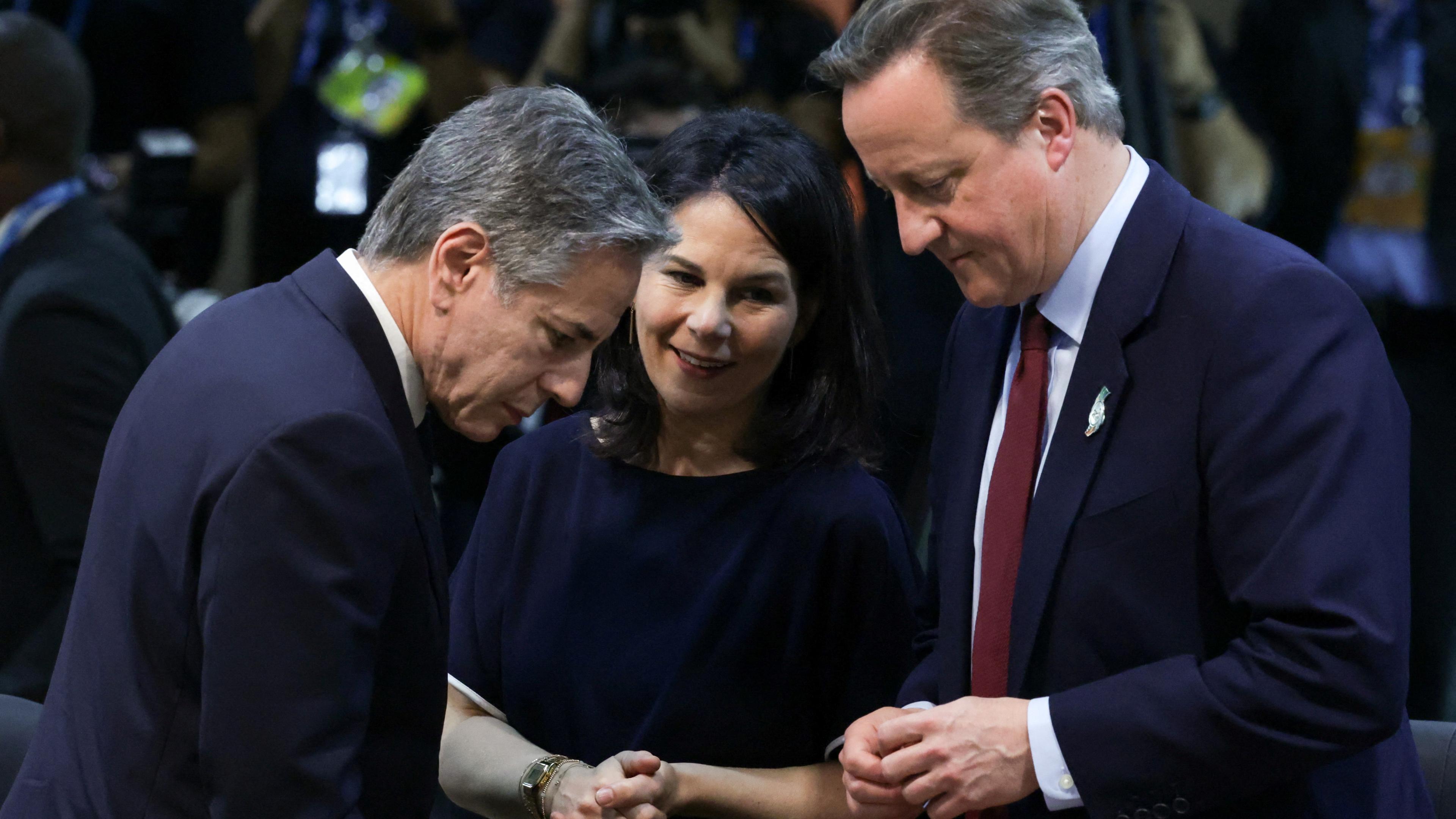 US-Außenminister Antony Blinken, Deutschlands Außenministerin Annalena Baerbock und der britische Außenminister David Cameron unterhalten sich beim G20-Außenministertreffen.