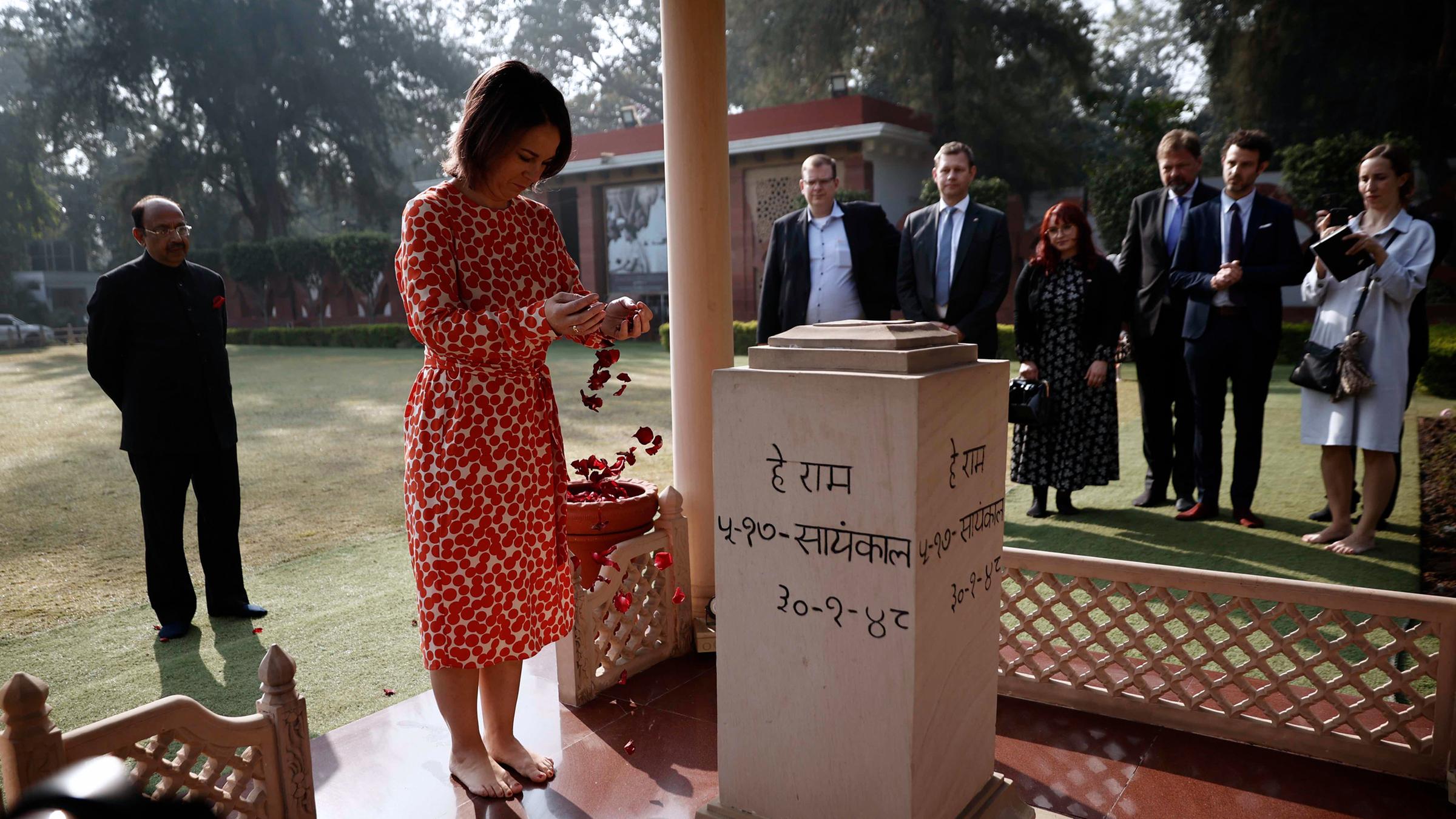 Außenministerin Annalena Baerbock verstreut Rosenblätter im Gedenken an Mahatma Gandhi im Innenraum der Gedenkstätte Gandhi Smriti.