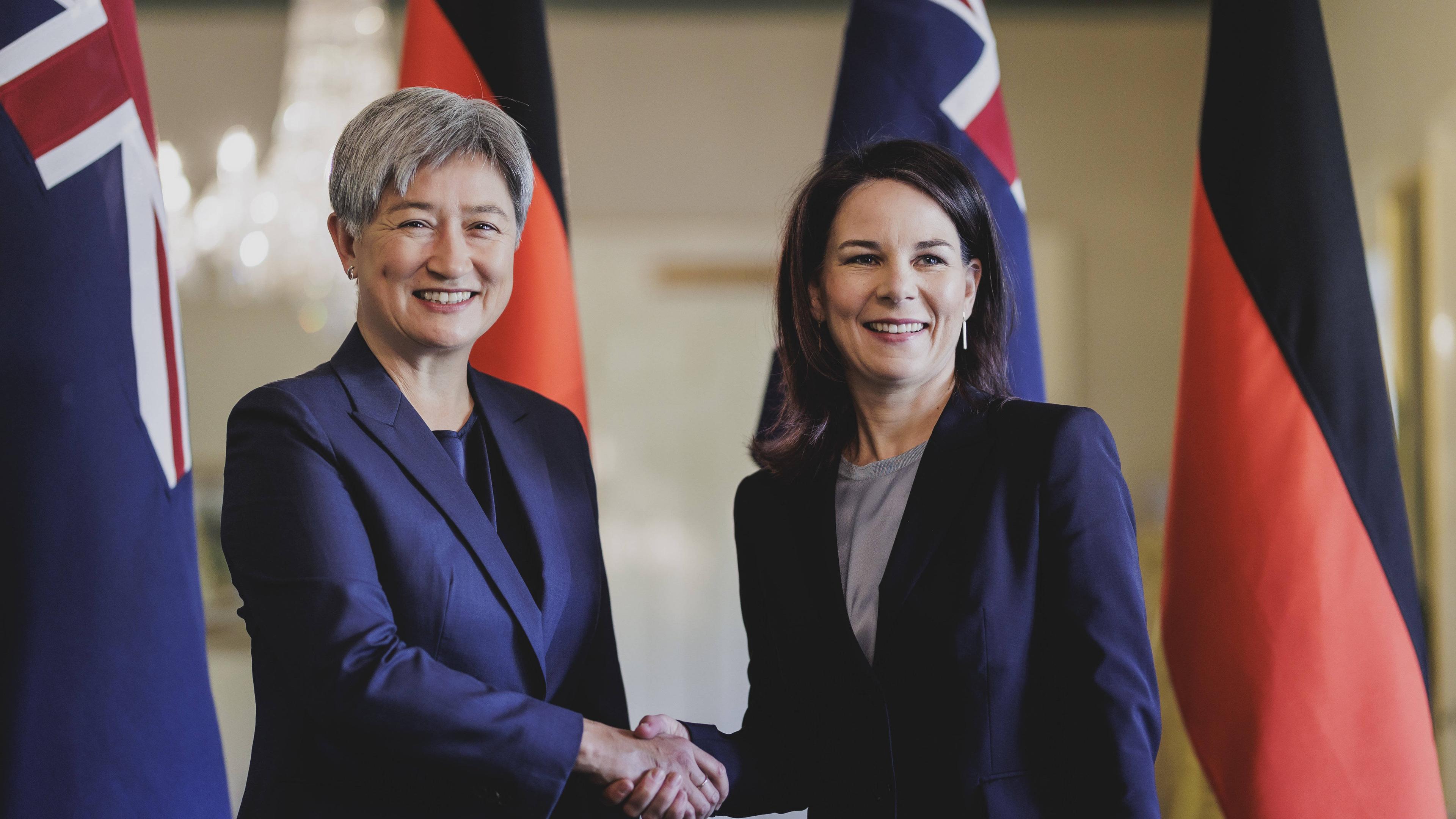 Außenministerin Annalena Baerbock (rechts) und ihre australische Amtskollegin Penny Wong in Adelaide, Australien.
