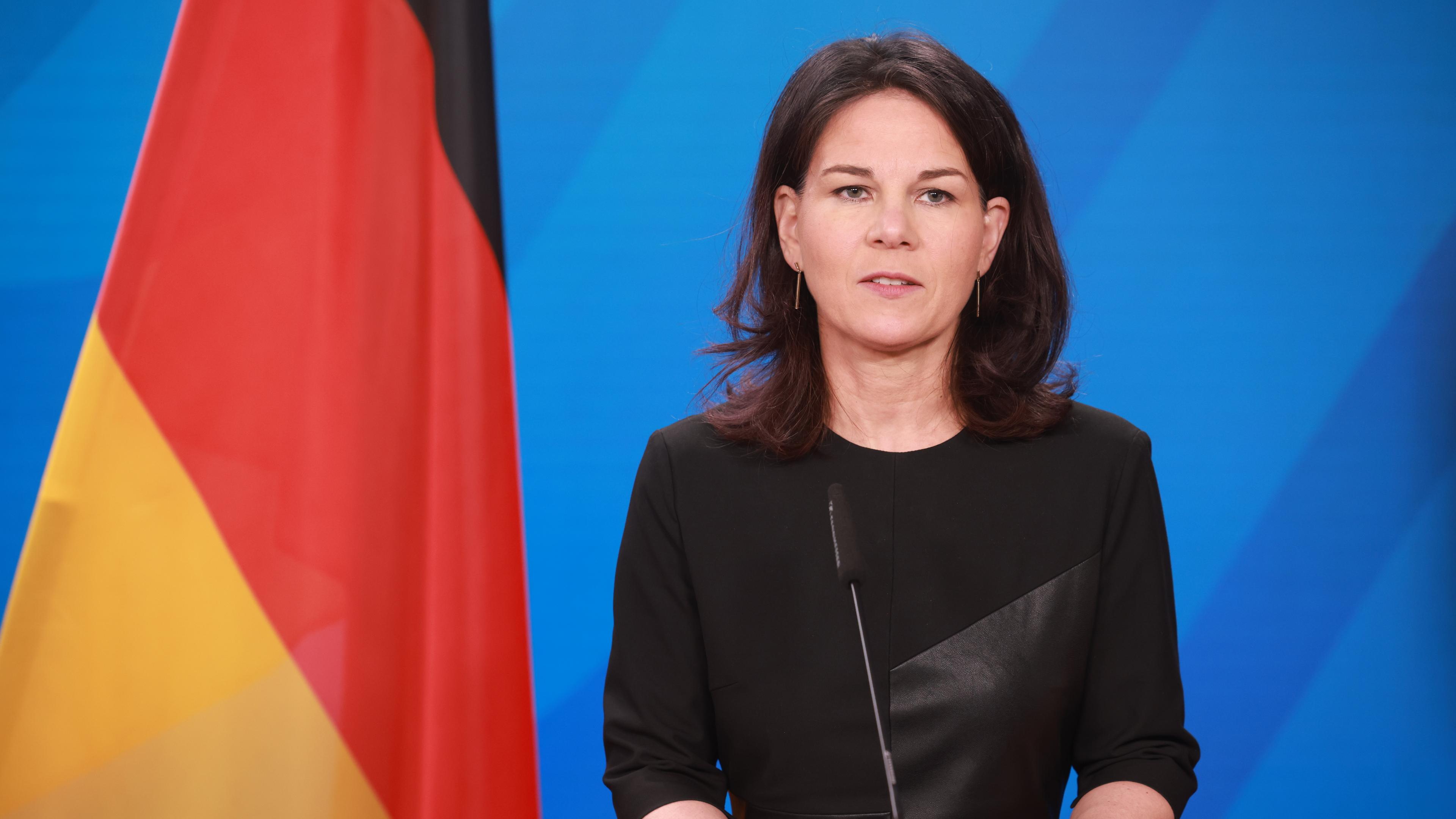 16.04.2024: Die deutsche Außenministerin Annalena Baerbock spricht neben dem jordanischen Außenminister Ayman Safadi, während einer Pressekonferenz im Auswärtigen Amt in Berlin.