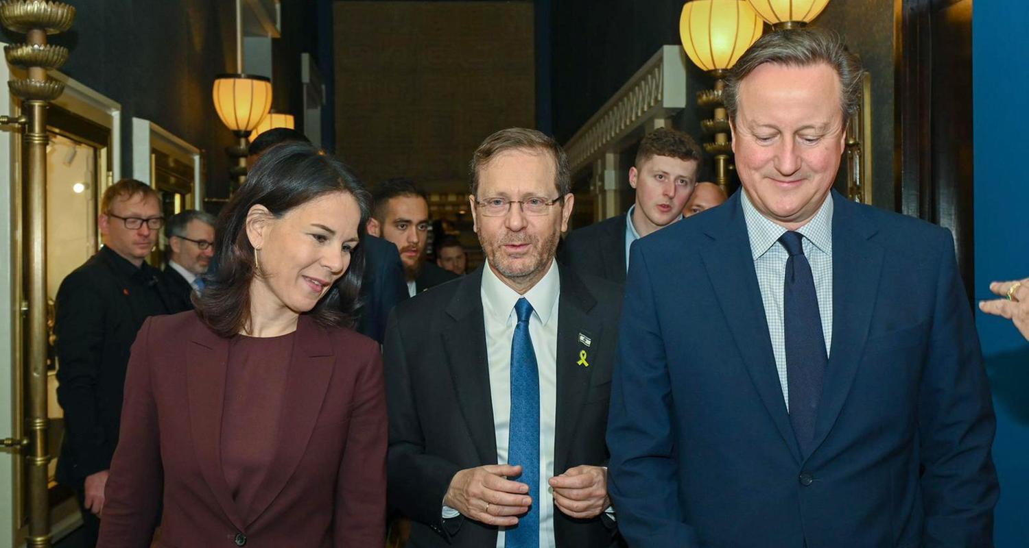 Das BIld zeigt den israelischen Präsidenten Isaac Herzog (Mitte) mit dem britischen Außenminister David Cameron (R) und der deutschen Außenministerin Annalena Baerbock (L) bei ihrem Treffen in der Residenz des Präsidenten in Jerusalem
