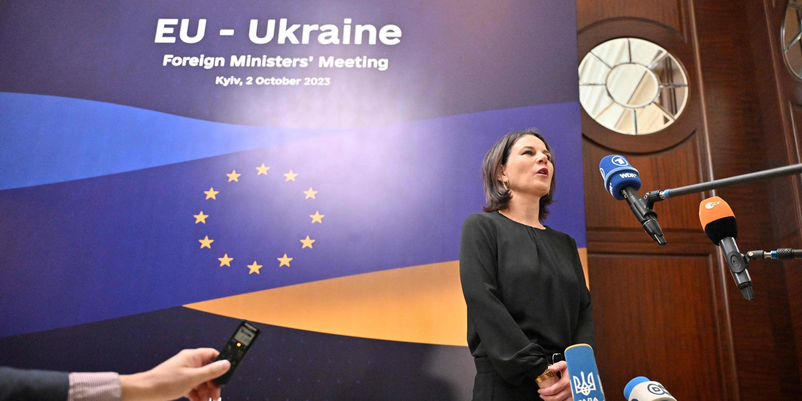 Außenministerin Annalena Baerbock spricht mit Medienvertretern vor dem Treffen der Außenminister der EU und der Ukraine in Kiew.