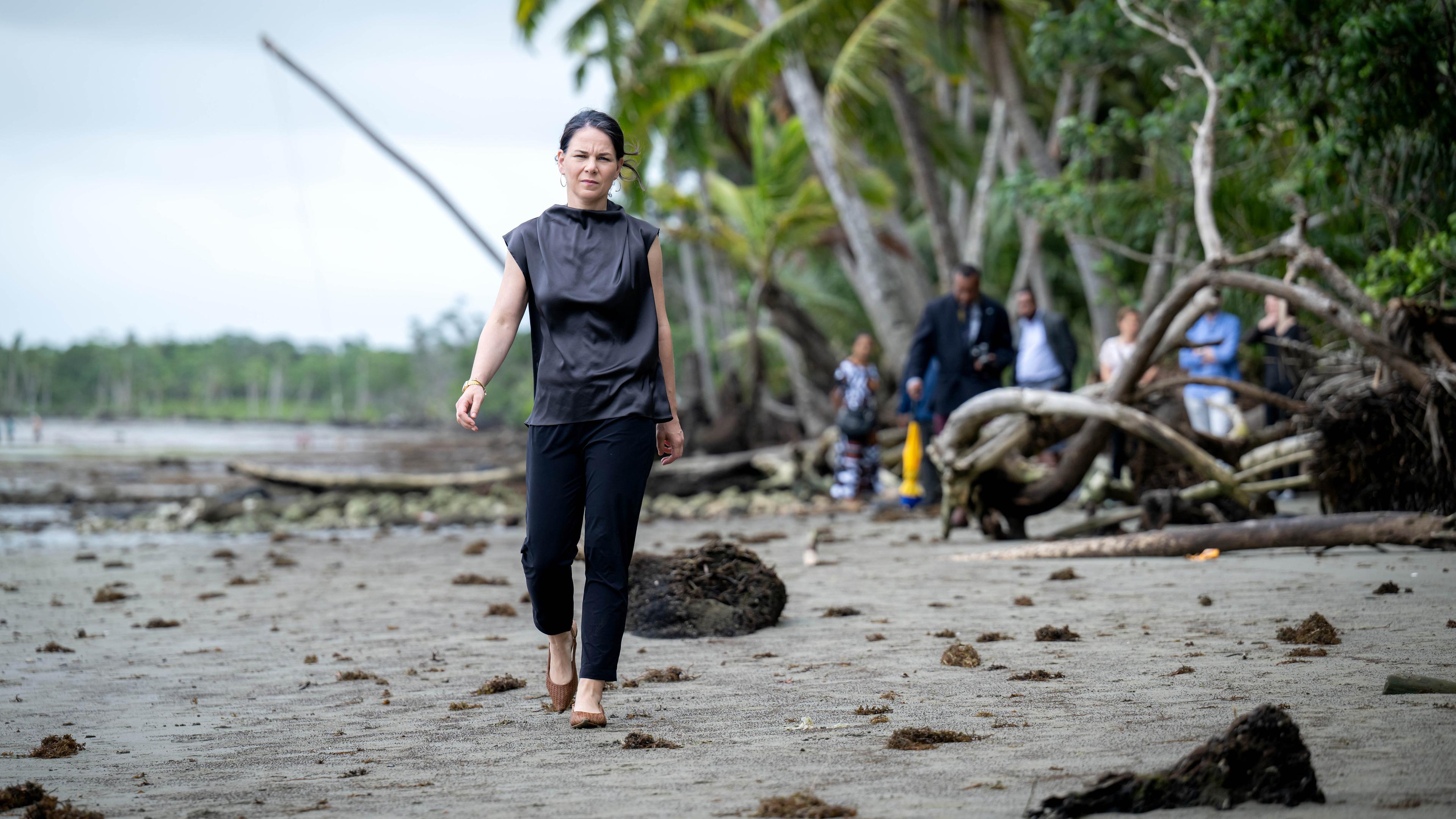 Außenministerin Annalena Baerbock läuft einen Strand auf Fidschi entlang.