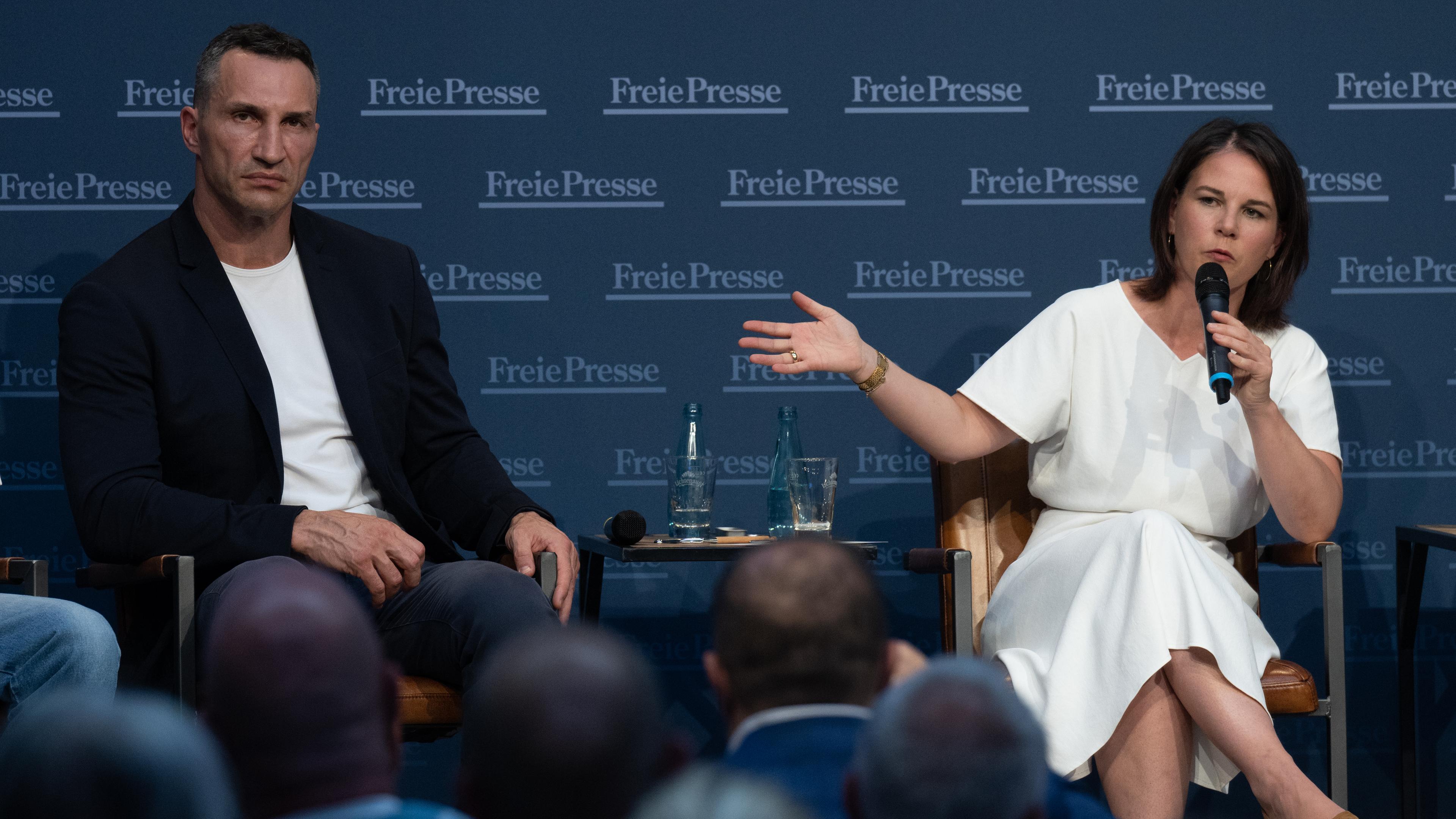 Annalena Baerbock (Bündnis 90/Die Grünen), Bundesministerin des Auswärtigen, und Wladimir Klitschko, ehemaliger Profi-Boxer aus der Ukraine, unterhalten sich bei einer Leser-Debatte