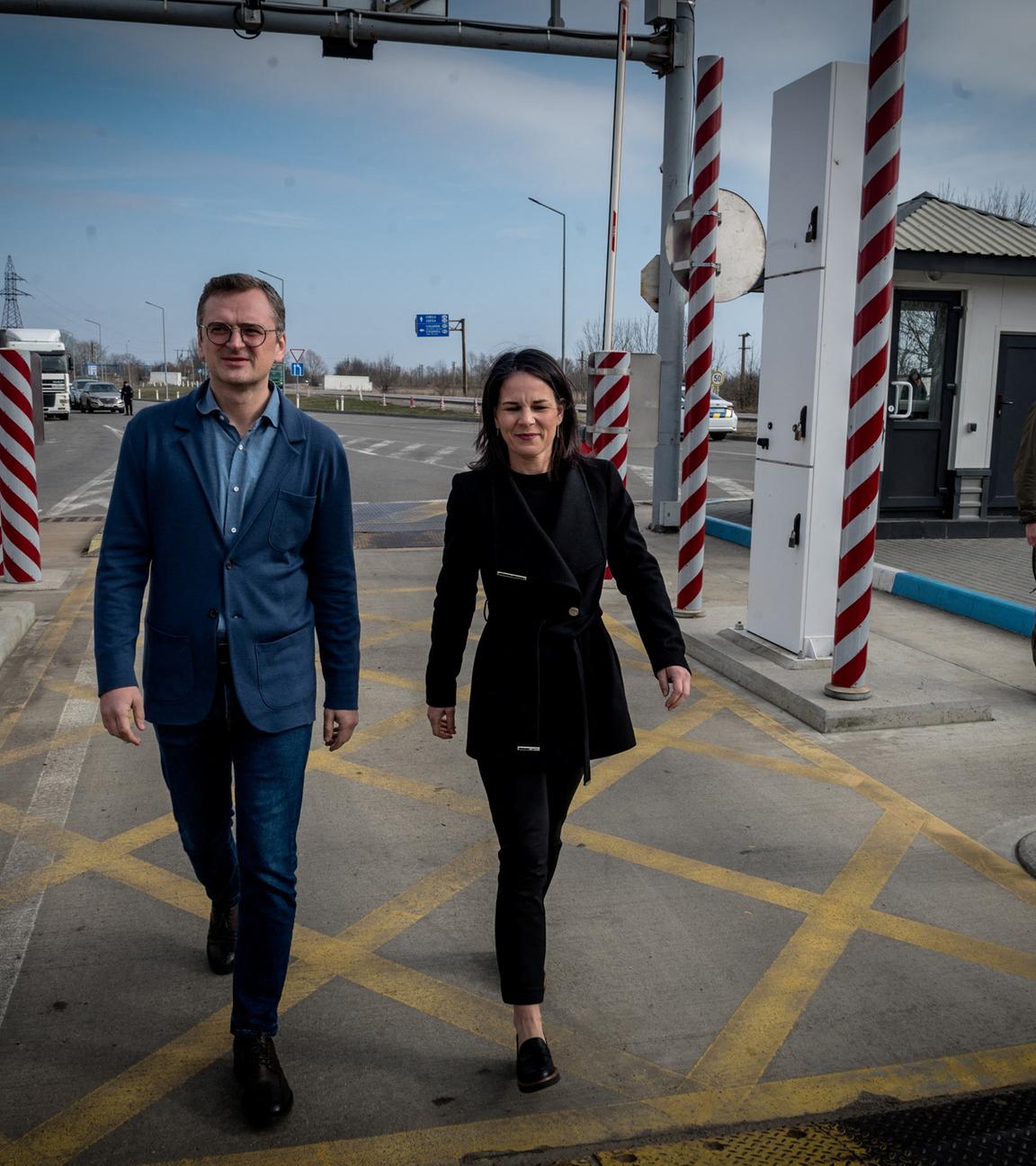 Baerbock und ihr ukrainischer Amtskollege Kuleba gehen an einem Grenzübergangspunkt zwischen der Ukraine und Moldawien in der Region Odesa entlang.