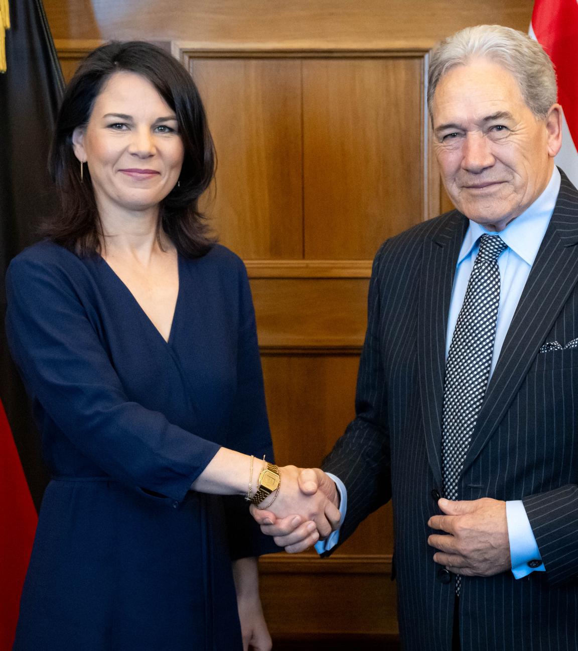 Außenministerin Annalena Baerbock wird von Winston Peters, Außenminister von Neuseeland, im Auckland Museum empfangen.