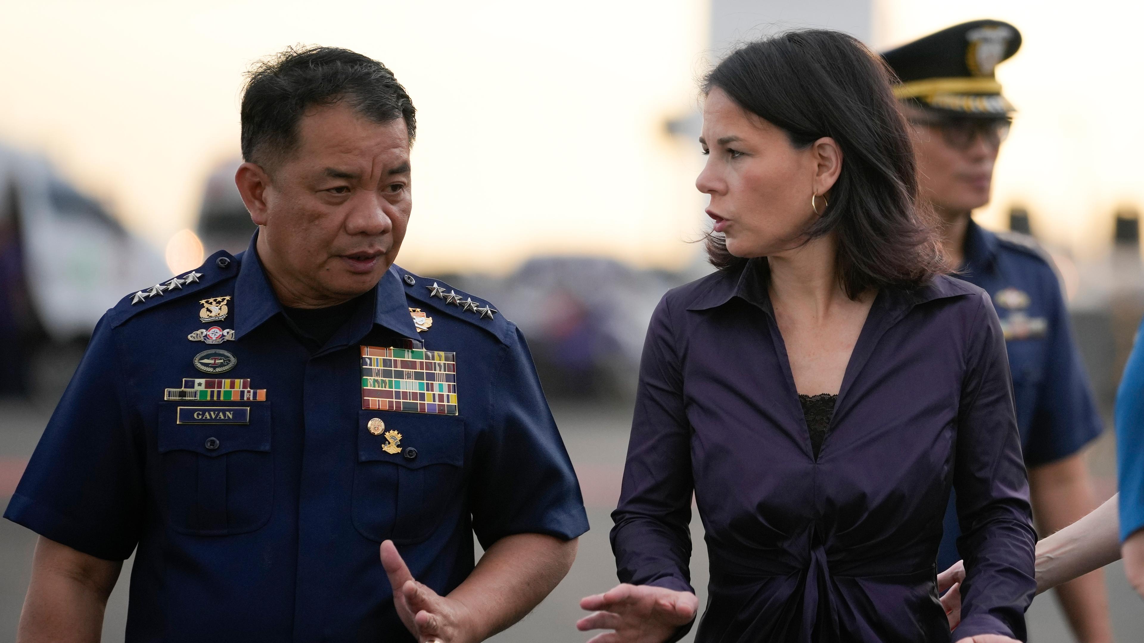 Annalena Baerbock (r), Außenministerin aus Deutschland, spricht mit Admiral Ronnie Gil Gavan, dem Kommandanten der philippinischen Küstenwache.