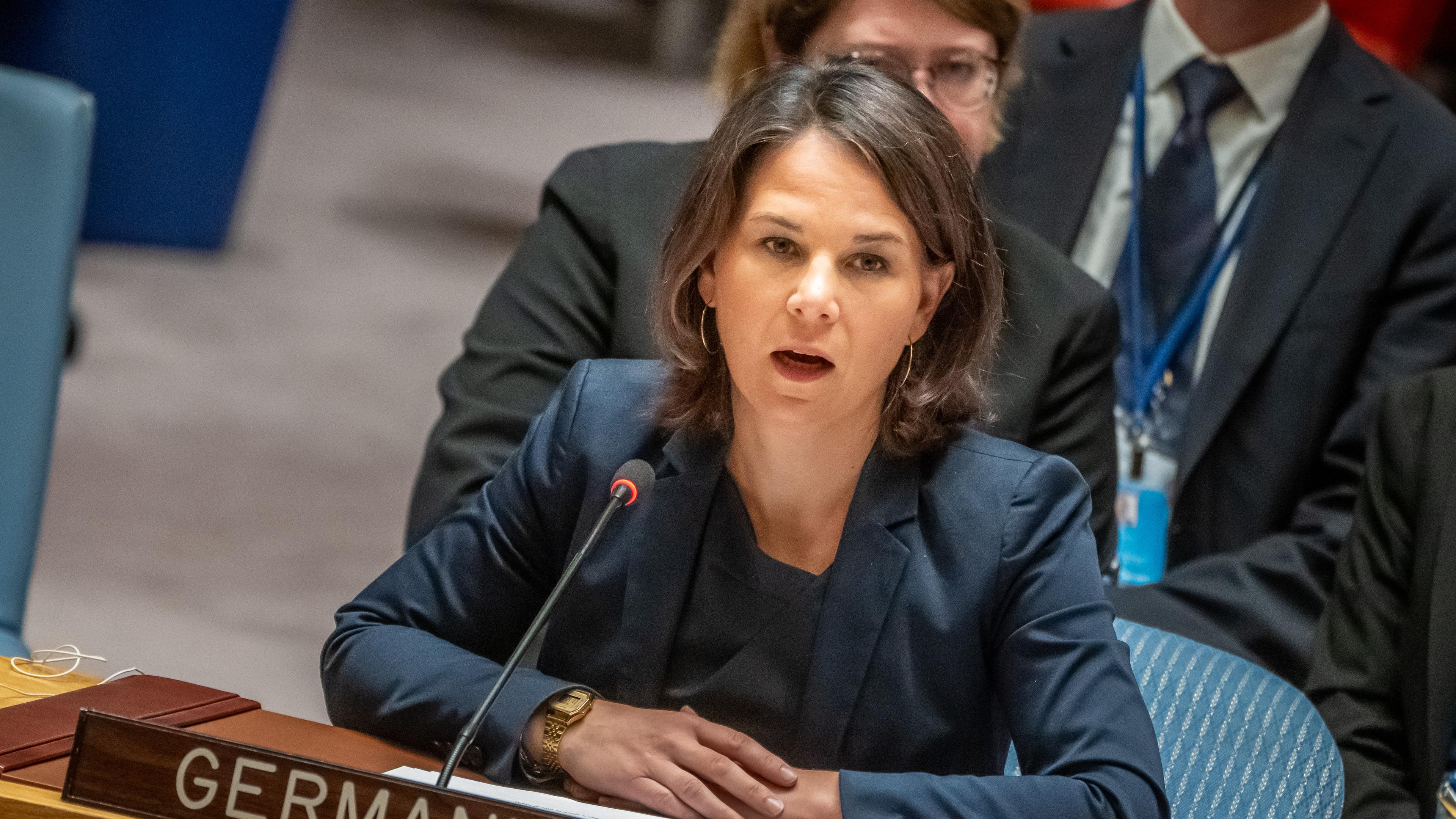 USA, New York: Annalena Baerbock (Bündnis 90/Die Grünen), Außenministerin, spricht während der Sitzung des UN-Sicherheitsrats zur Ukraine.