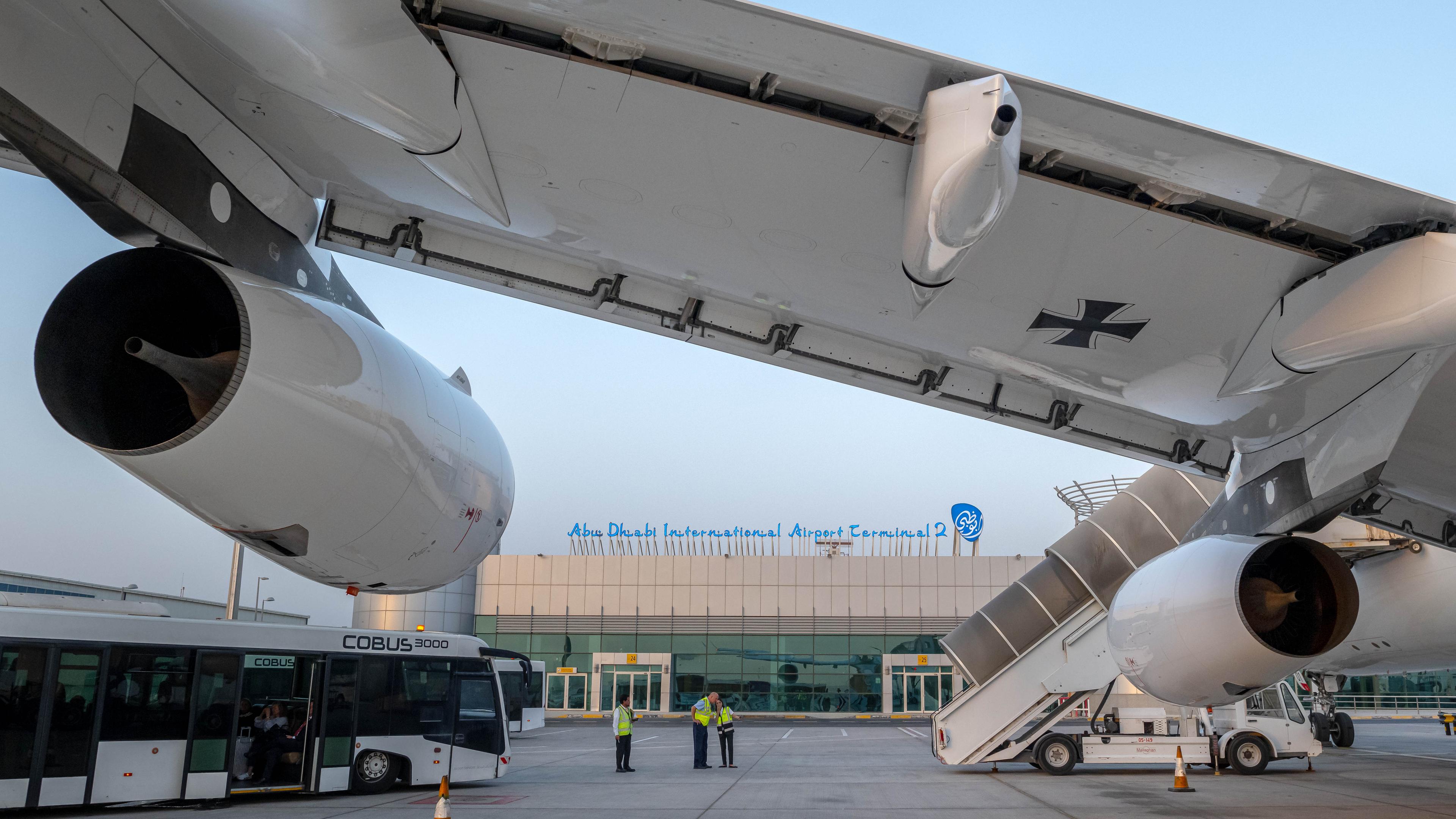 Die Regierungsmaschine, ein Airbus A340-300, steht auf einer Parkposition aus dem Flughafen von Abu Dhabi.