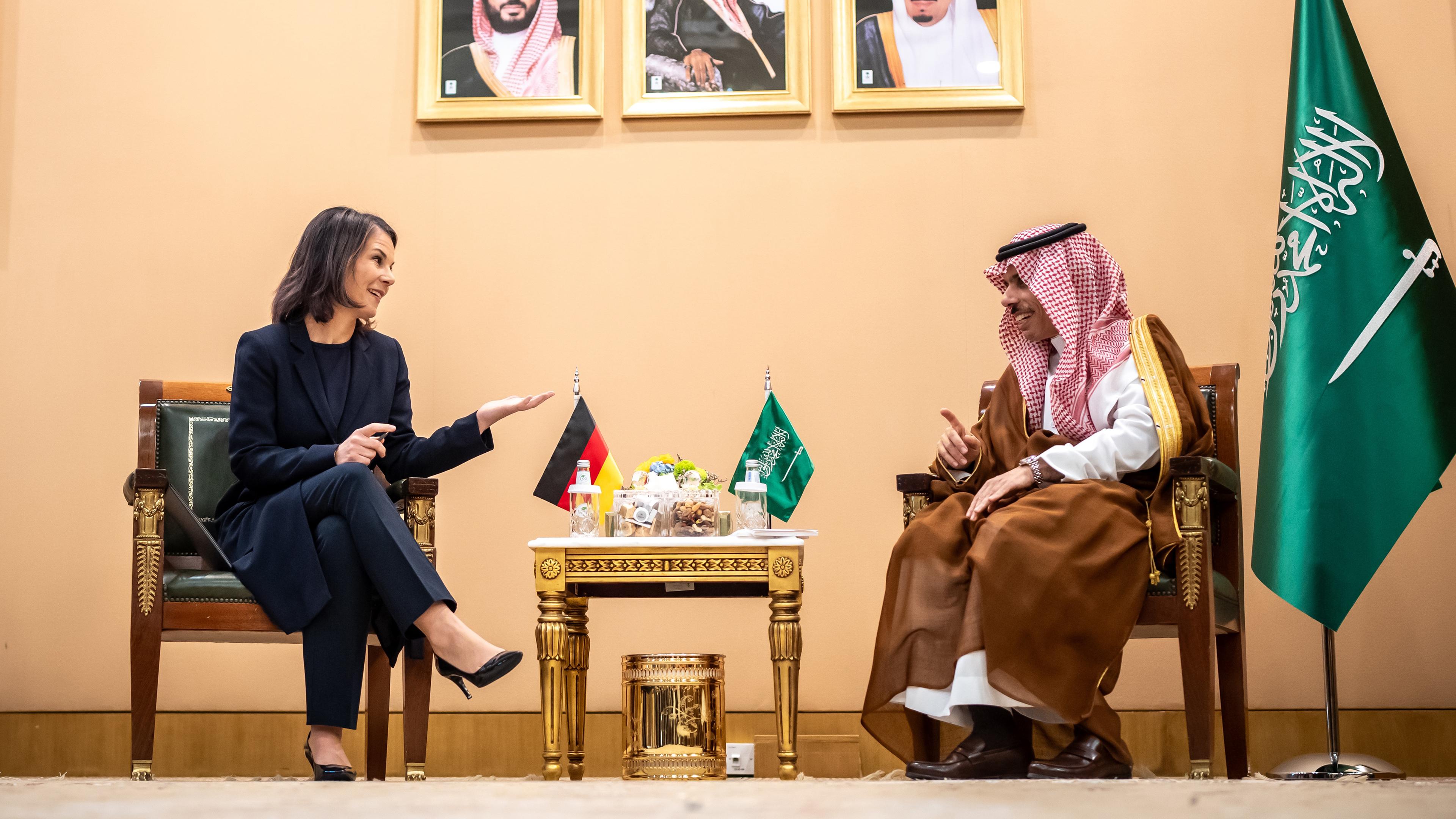 Außenministerin Annalena Baerbock mit ihrem saudischen Amtskollegen, Prinz Faisal bin Farhan bin Abdullah bin Faisal bin Farhan Al Saud