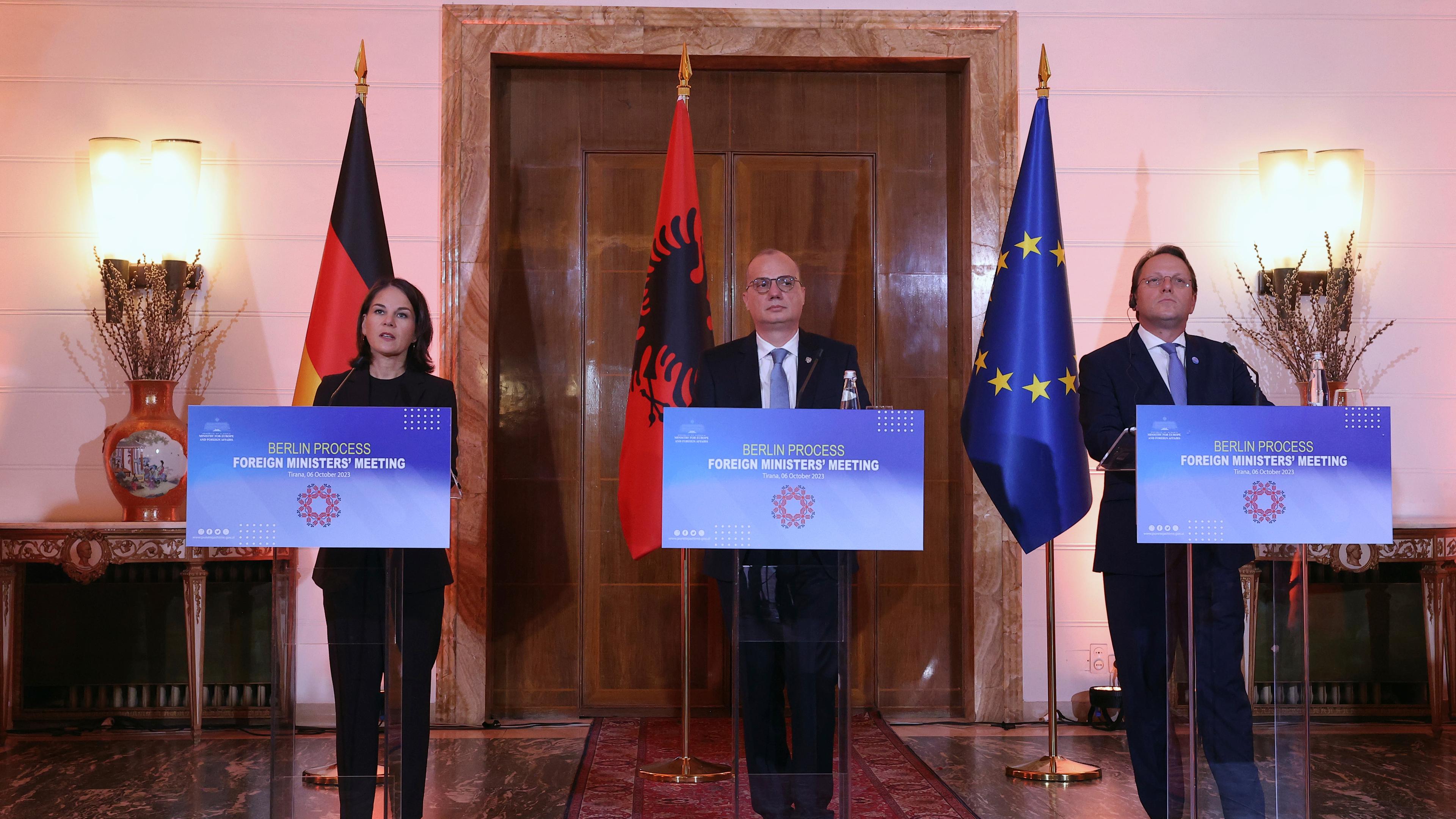 Annalena Baerbock (l), Außenministerin von Deutschland, spricht mit Igli Hasani (M), Außenminister von Albanien, und Oliver Varhelyi, EU-Kommissar für Erweiterung und Nachbarschaftspolitik
