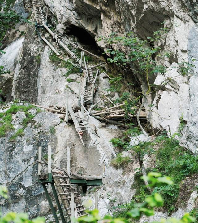 Blick in die Bärenschützklamm mit steilen Felsen und Holzbrücken