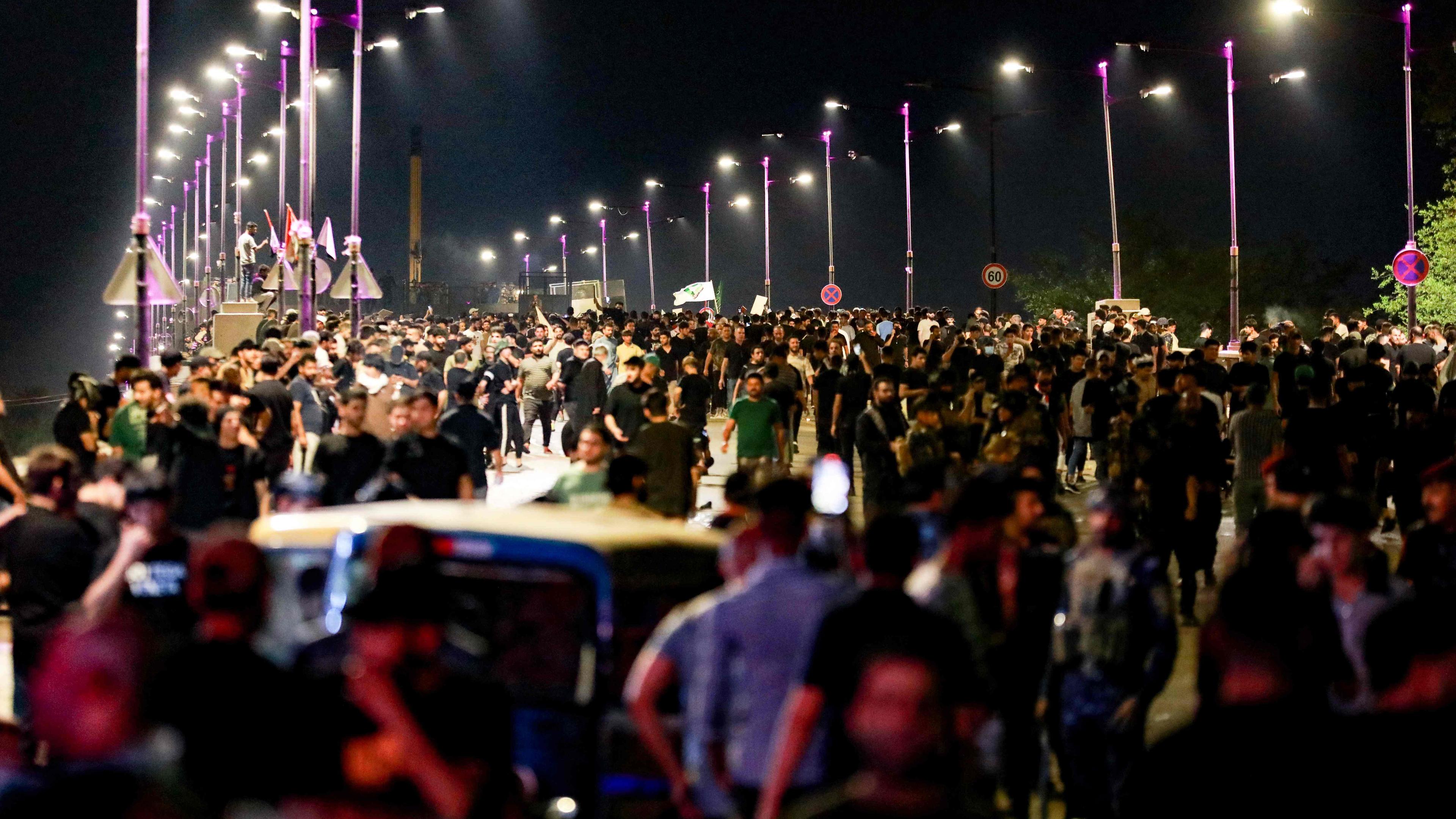 Anhänger des schiitischen Predigers Muktada al-Sadr auf dem Tahrir-Platz in Bagdad