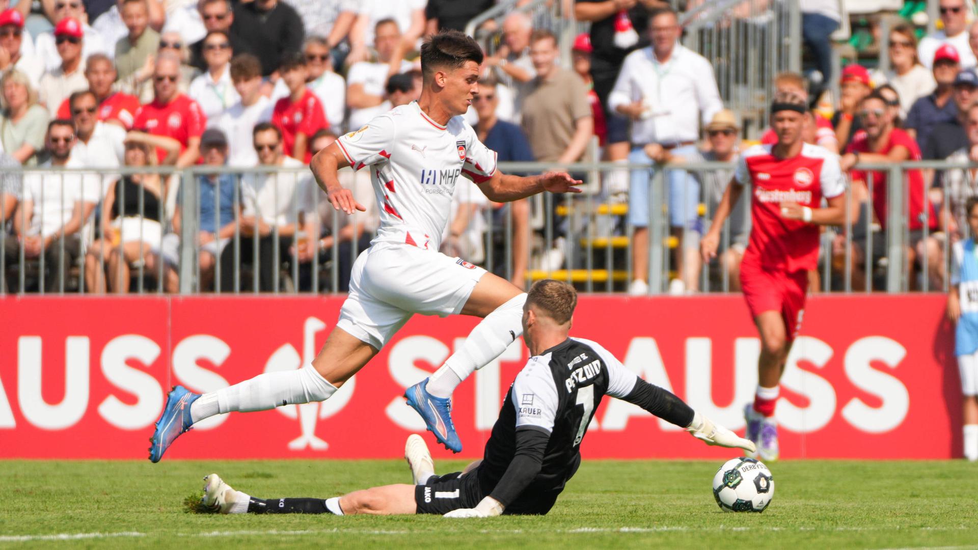 Mathias Honsak (Heidenheim) überspielt Torwart Luca Petzold (Bahlinger SC) und macht das 0:2