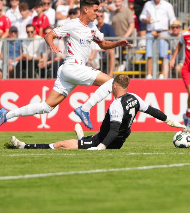 Mathias Honsak (Heidenheim) überspielt Torwart Luca Petzold (Bahlinger SC) und macht das 0:2
