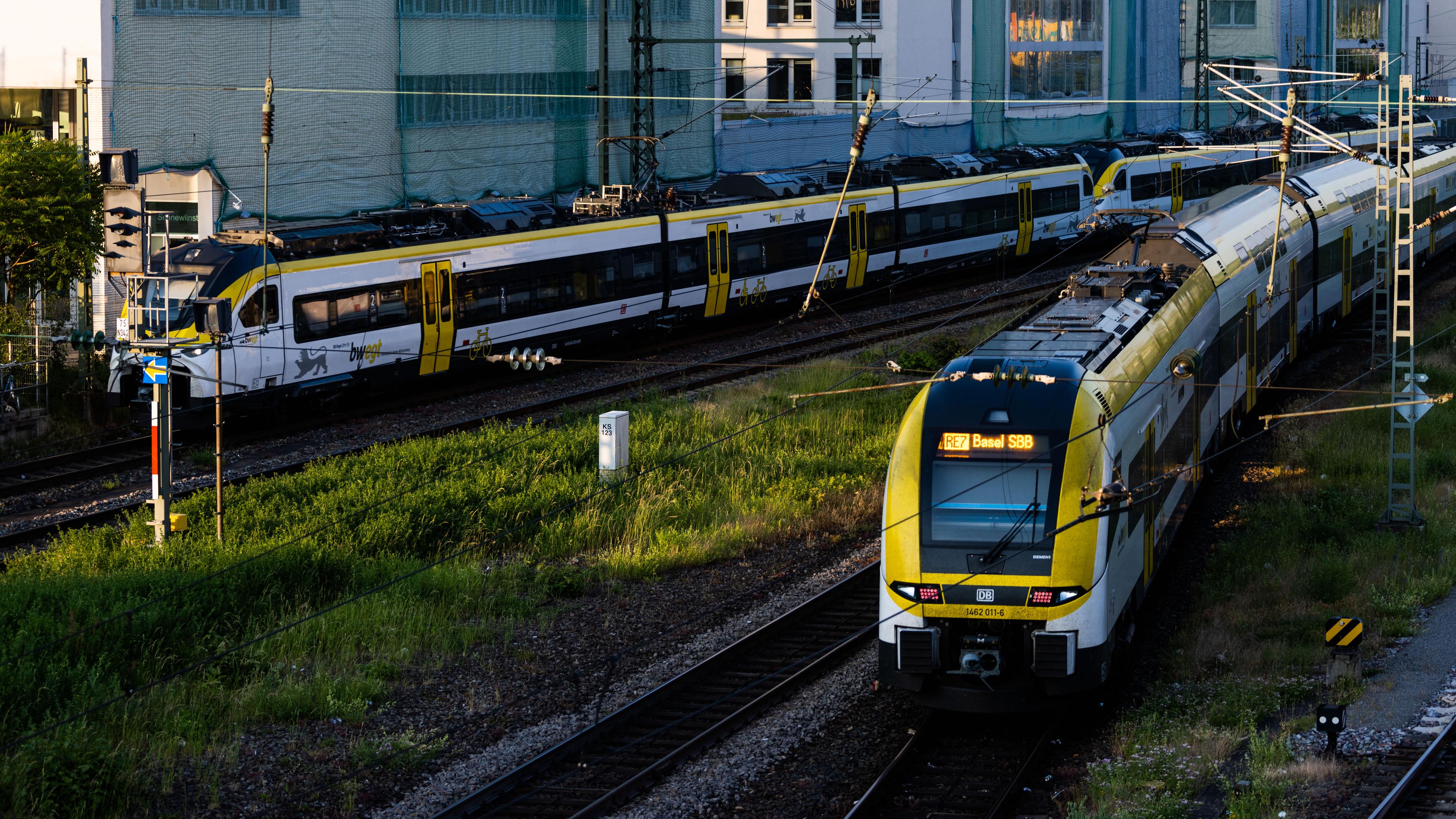 Symbolbild: Ein gelber Regionalzug auf Gleisen; Freiburg im Breisgau; 05.06.2023
