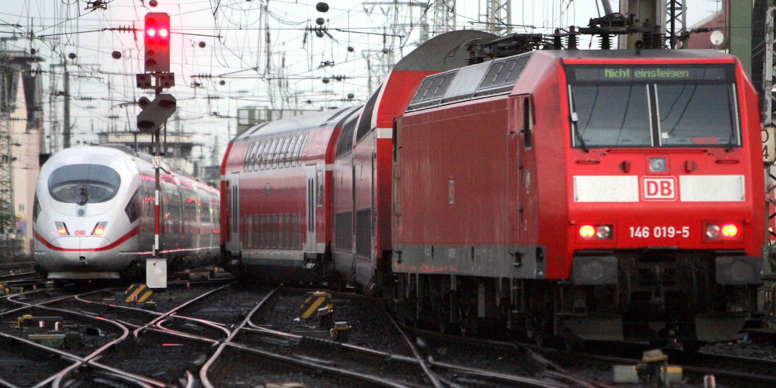 Ein ICE und ein Regionalzug der Deutschen Bahn bei der Einfahrt in den Hauptbahnhof Köln.