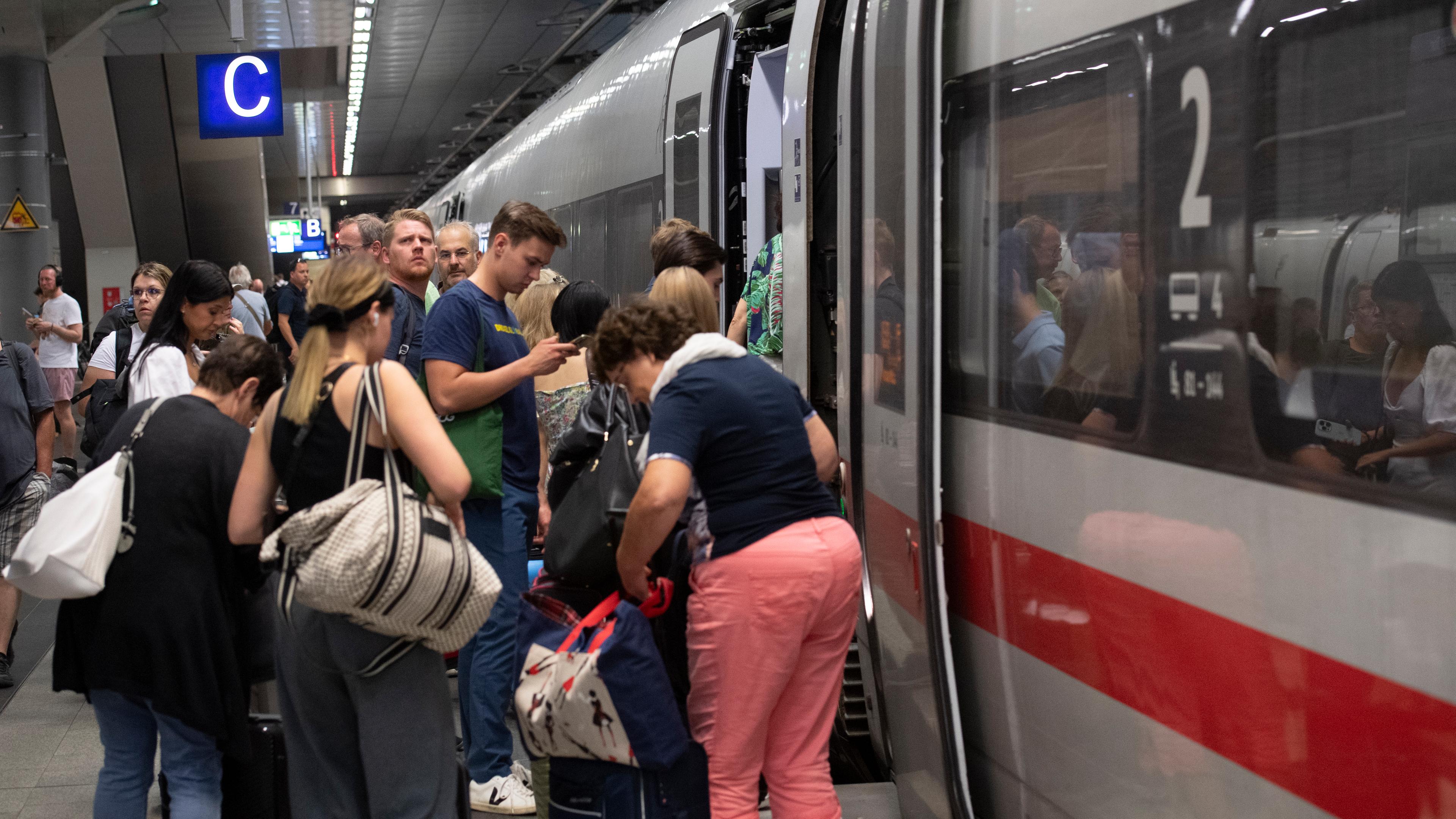 08.09.2023, Berlin: Reisende stehen im Hauptbahnhof an einen Zug nach Altona. 