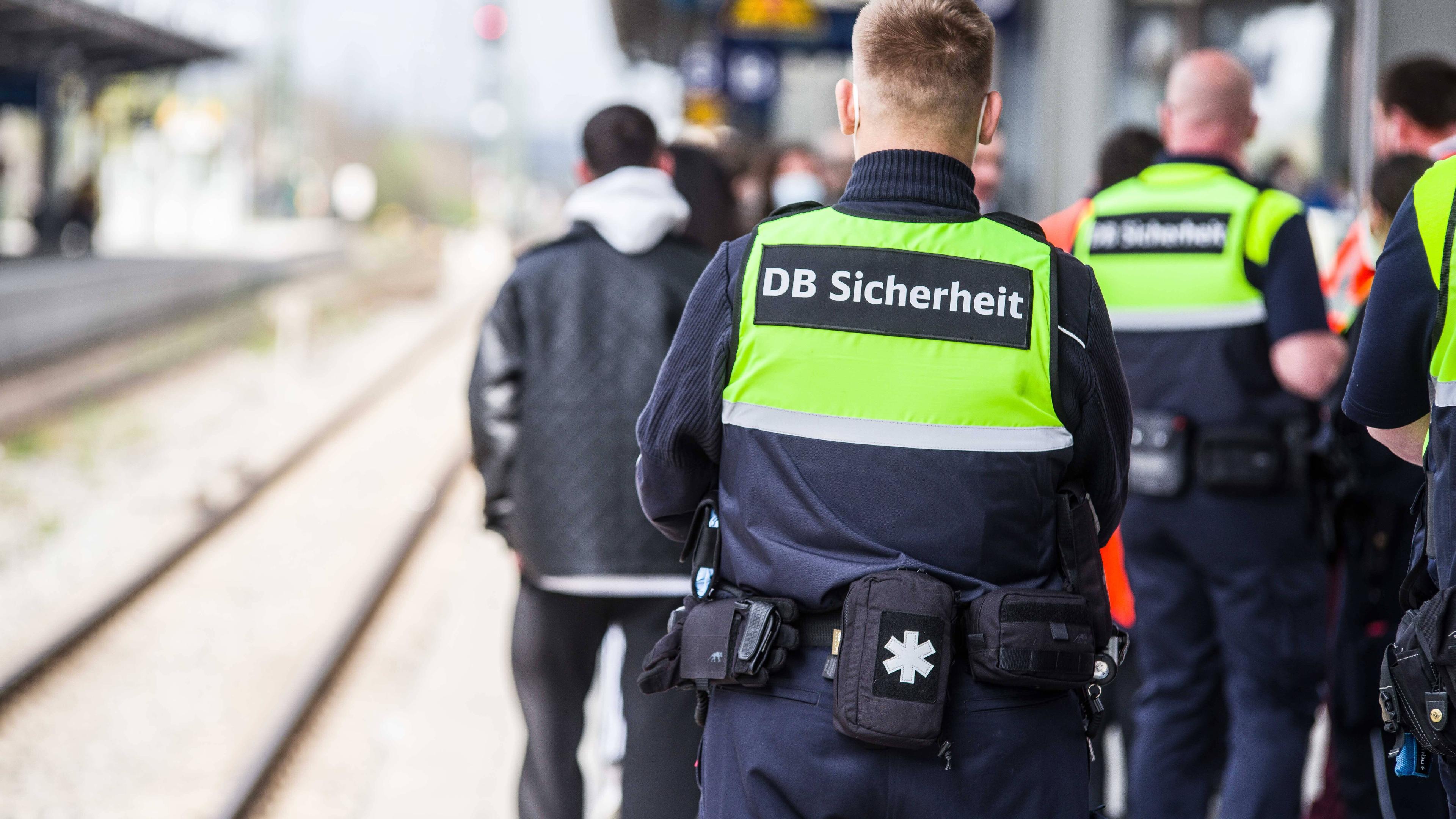 Mitarbeiter des DB-Sicherheitsdienstes am Bahnsteig
