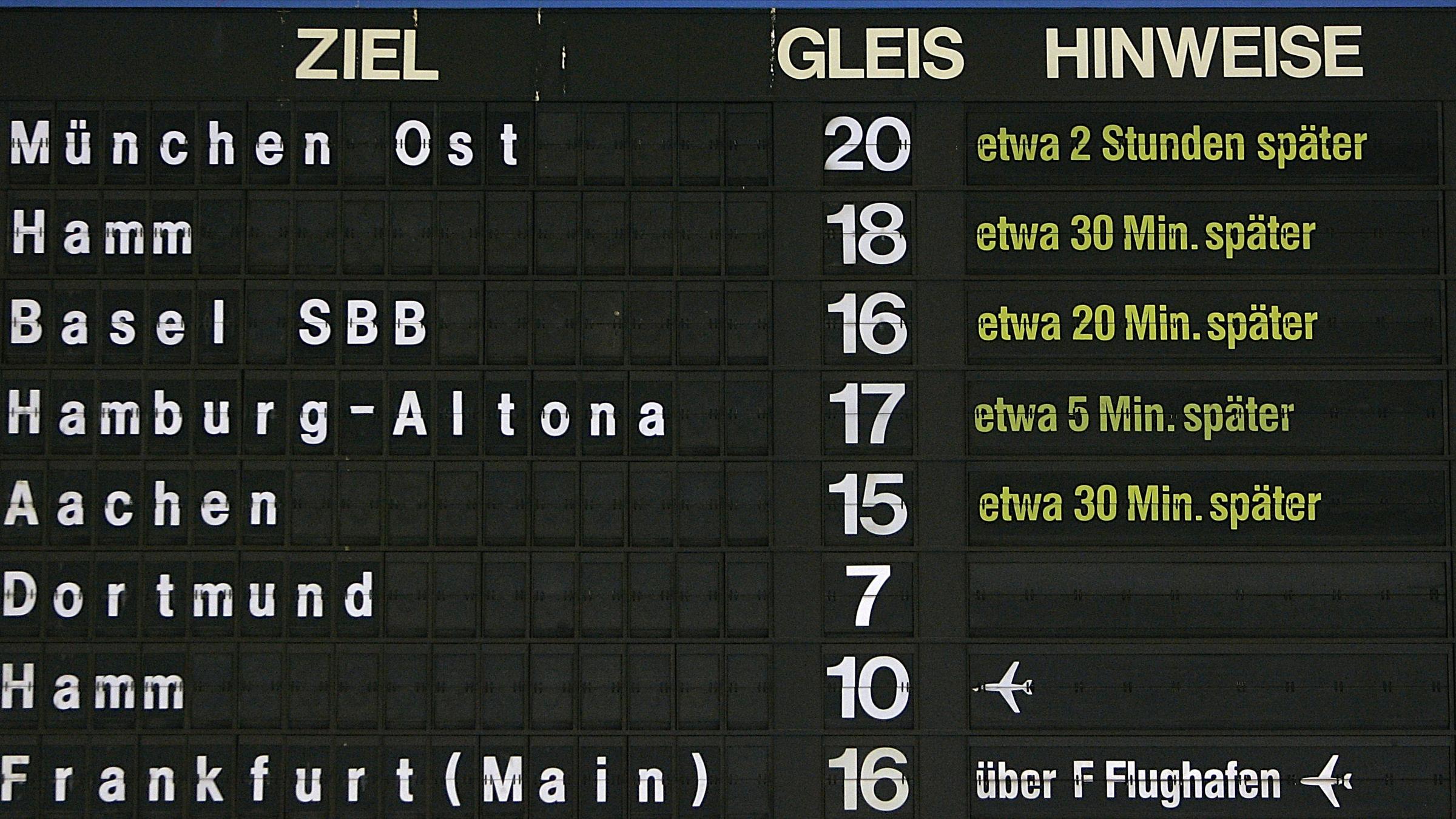 Eine Anzeigentafel am Hauptbahnhof in Duesseldorf zeigt Verspätungen der Zuege, Archivbild