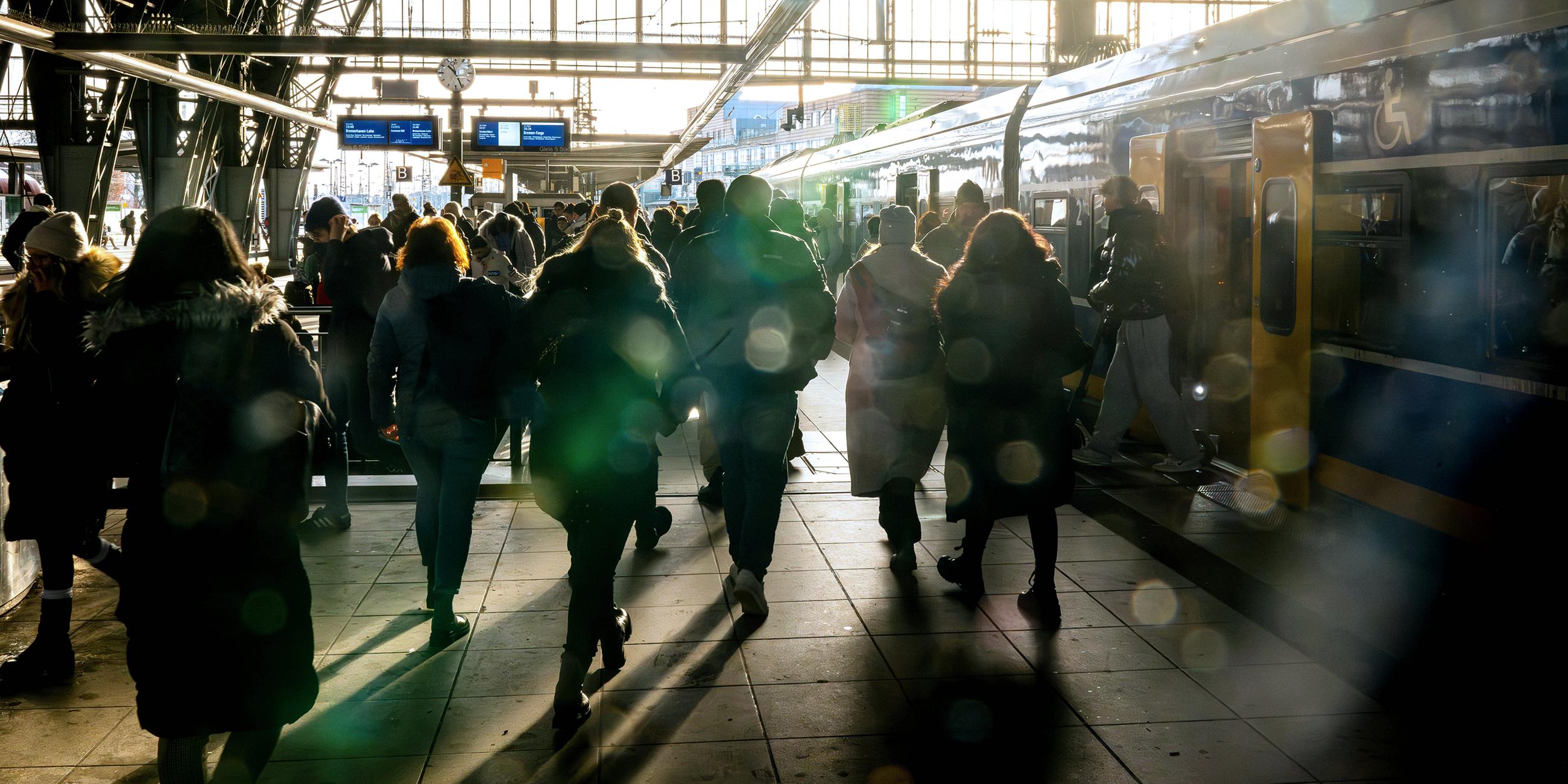 Reisende stehen an einem Gleis vom Bremer Hauptbahnhof