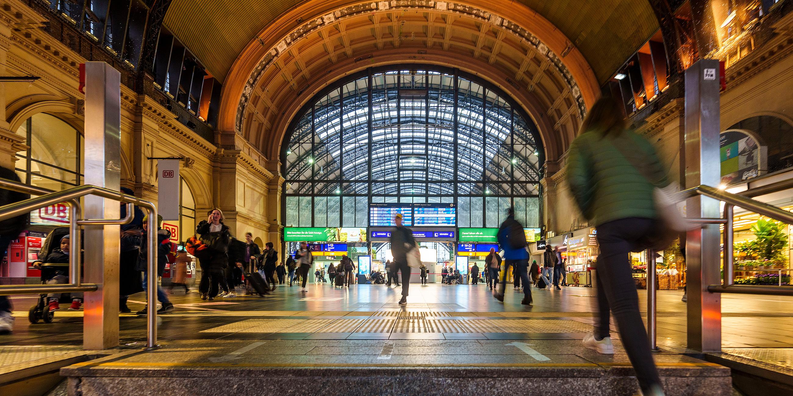 Menschen gehen durch den Hauptbahnhof in Frankfurt