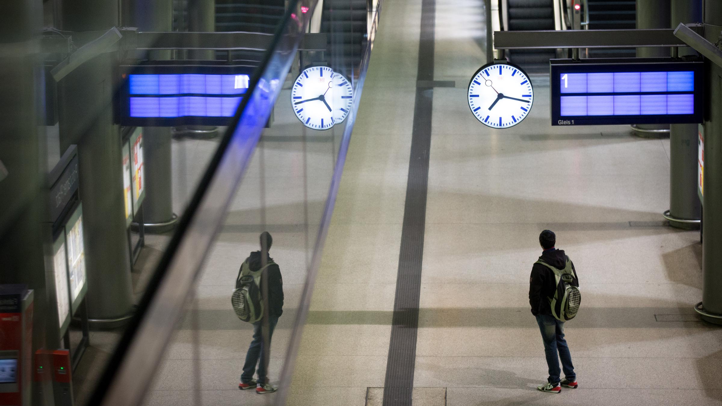 Ein Fahrgast steht an einem leeren Gleis am Bahnhof Potsdamer Platz in Berlin.