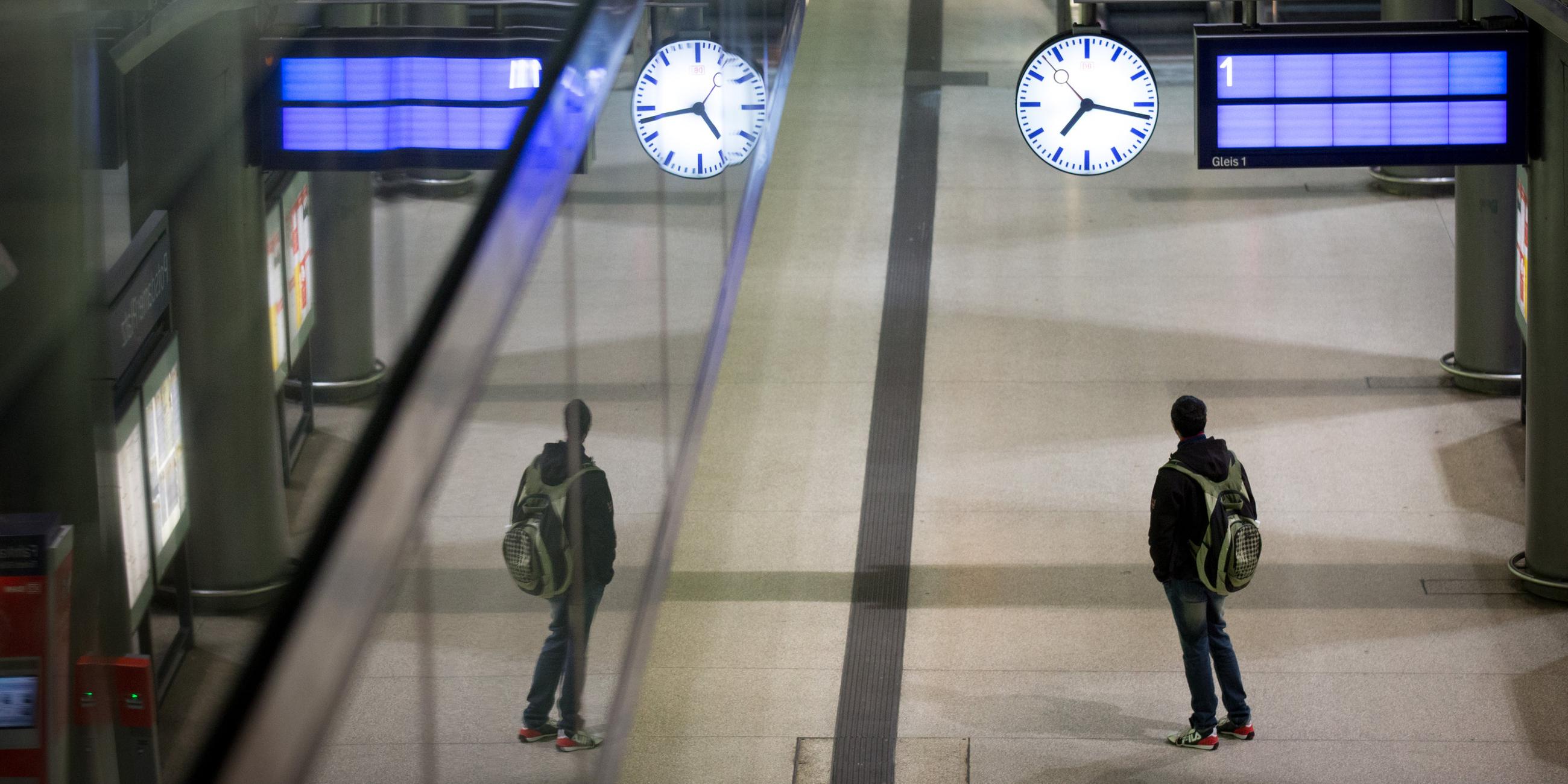 Ein Fahrgast steht an einem leeren Gleis am Bahnhof Potsdamer Platz in Berlin.