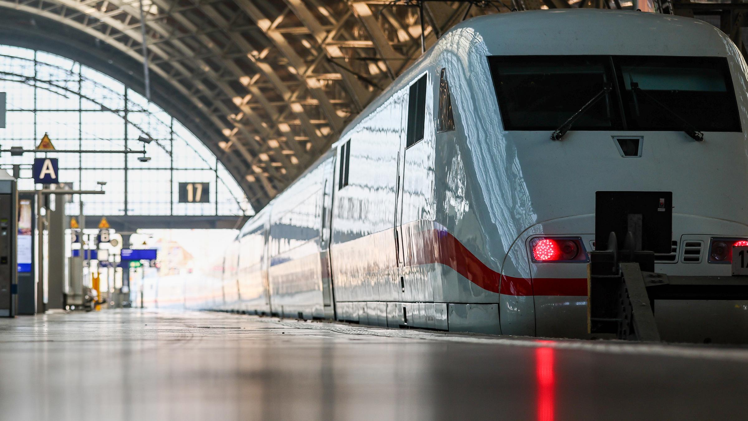 Ein ICE steht auf dem menschenleere Leipziger Hauptbahnhof.