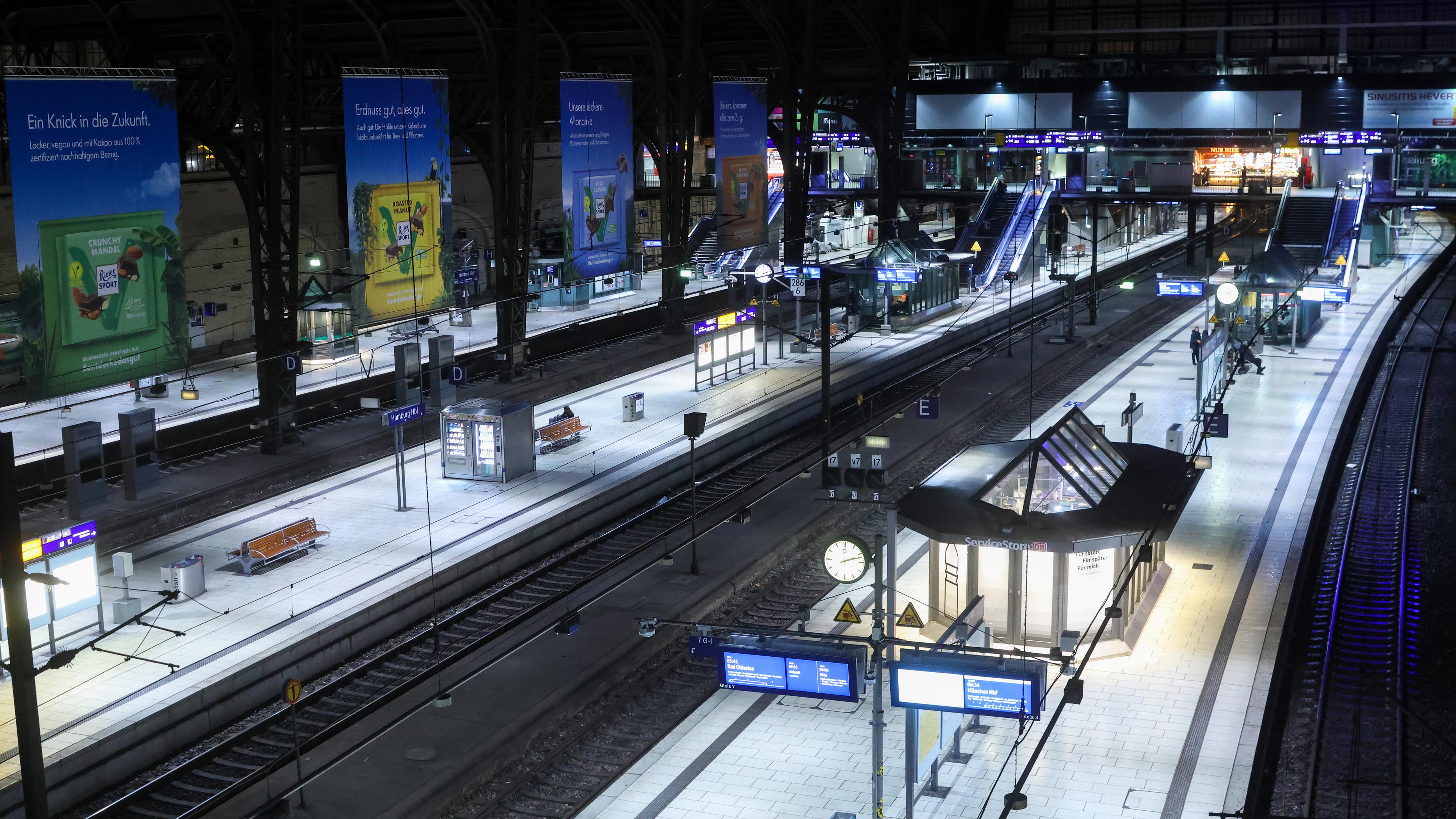 Hamburg: Nur wenige Menschen sind in der Nacht bei Streikbeginn im Hamburger Hauptbahnhof unterwegs.