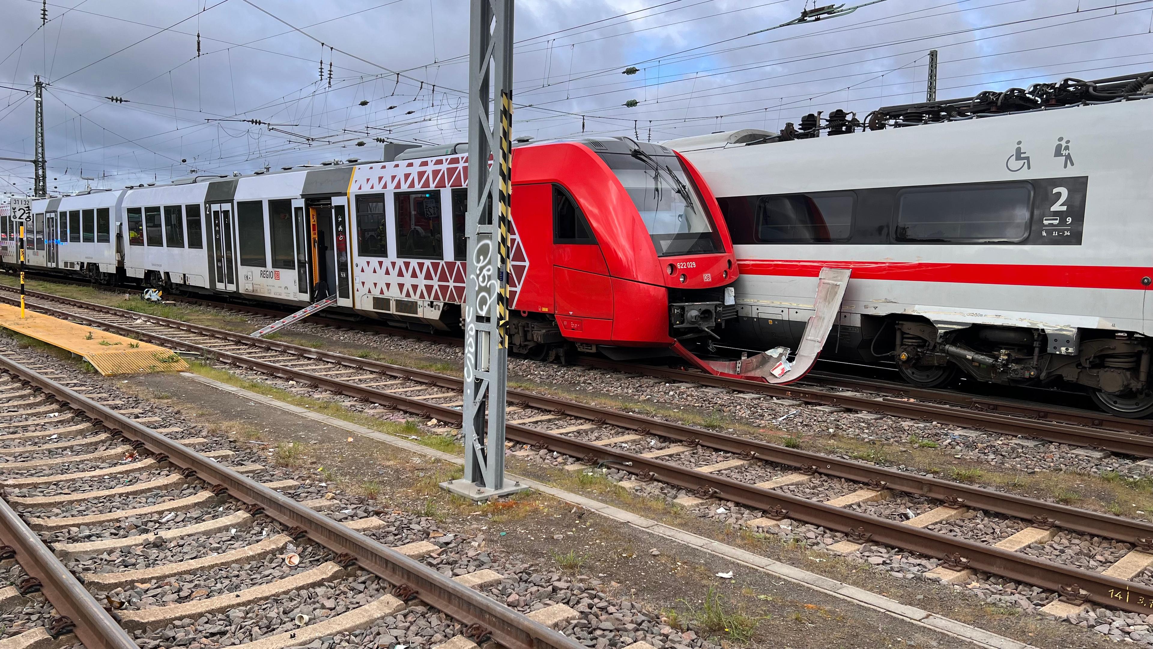 Zwei beschädigte Züge stehen am Hauptbahnhof Worms am 16.04.2024.