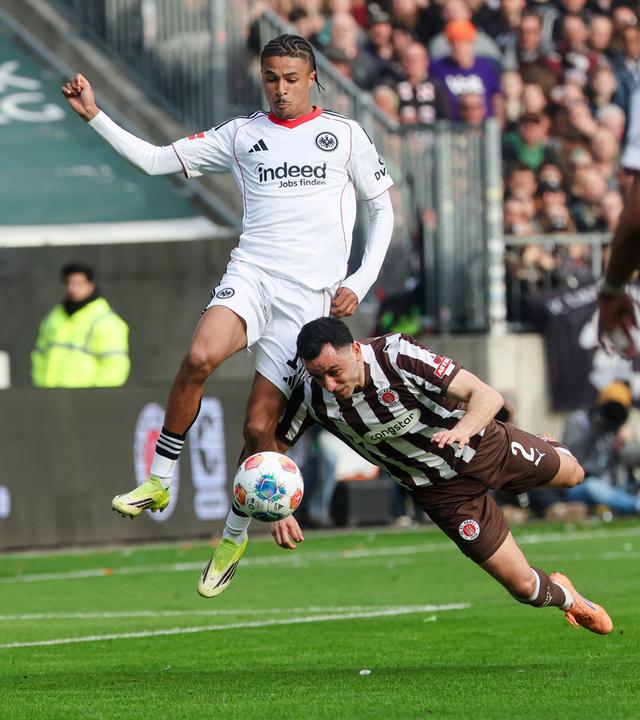 Frankfurts Flügelspieler Jean-Matteo Bahoya und St. Paulis Verteidiger Manolis Saliakas kämpfen um den Ball.