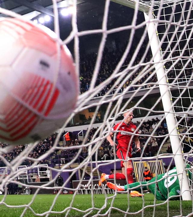 Mitchel Bakker (Leverkusen) trifft im Viertelfinal-Rückspiel der Europa League bei Union St. Gilloise zum 2:0