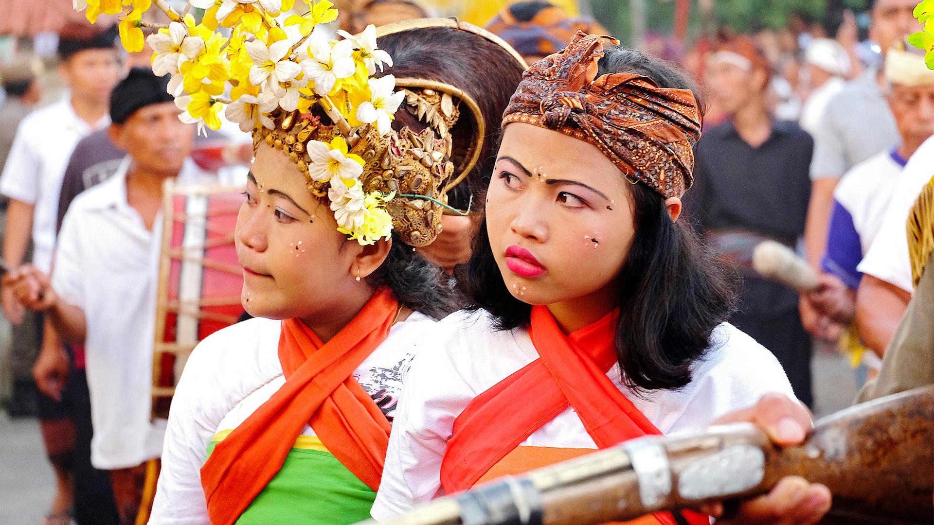 Gemeinsame Prozession von Hinduisten und Muslimen beim jährlichen Lingsar Festival. 