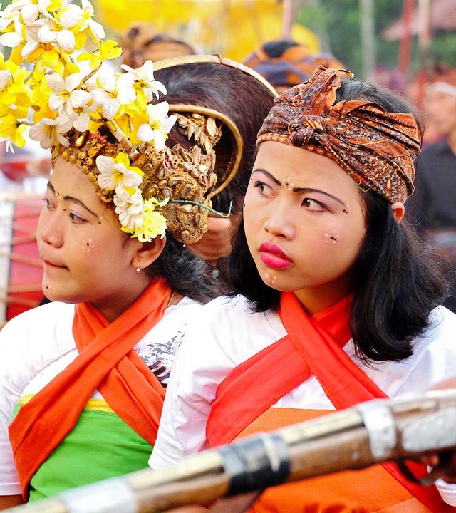 Gemeinsame Prozession von Hinduisten und Muslimen beim jährlichen Lingsar Festival. 